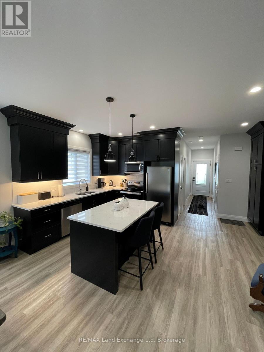 255 Albert Street, Huron East, Ontario  N0G 1H0 - Photo 8 - X12213709