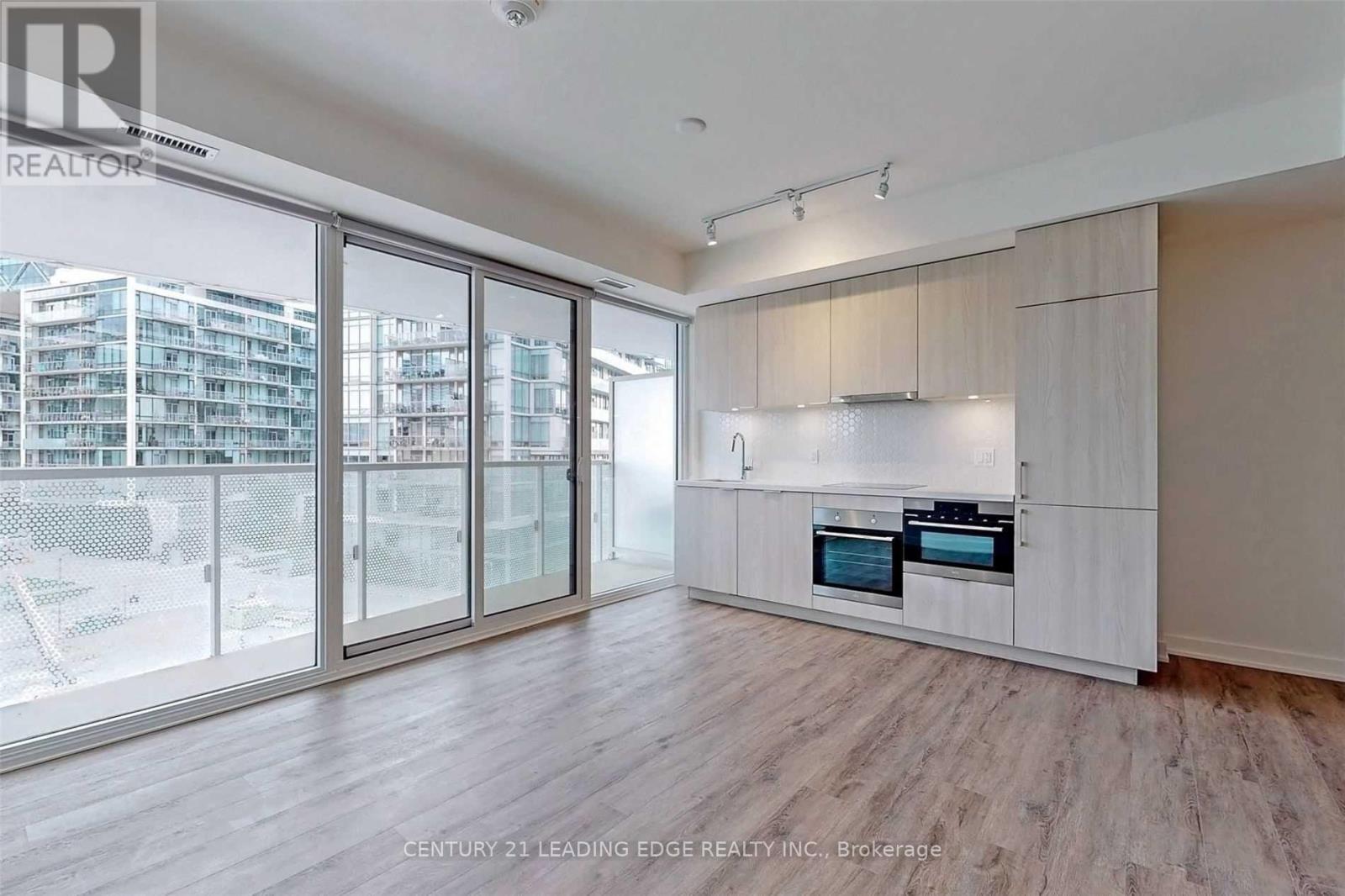 423 - 15 Queens Quay E, Toronto, Ontario  M5E 0C5 - Photo 4 - C12213352