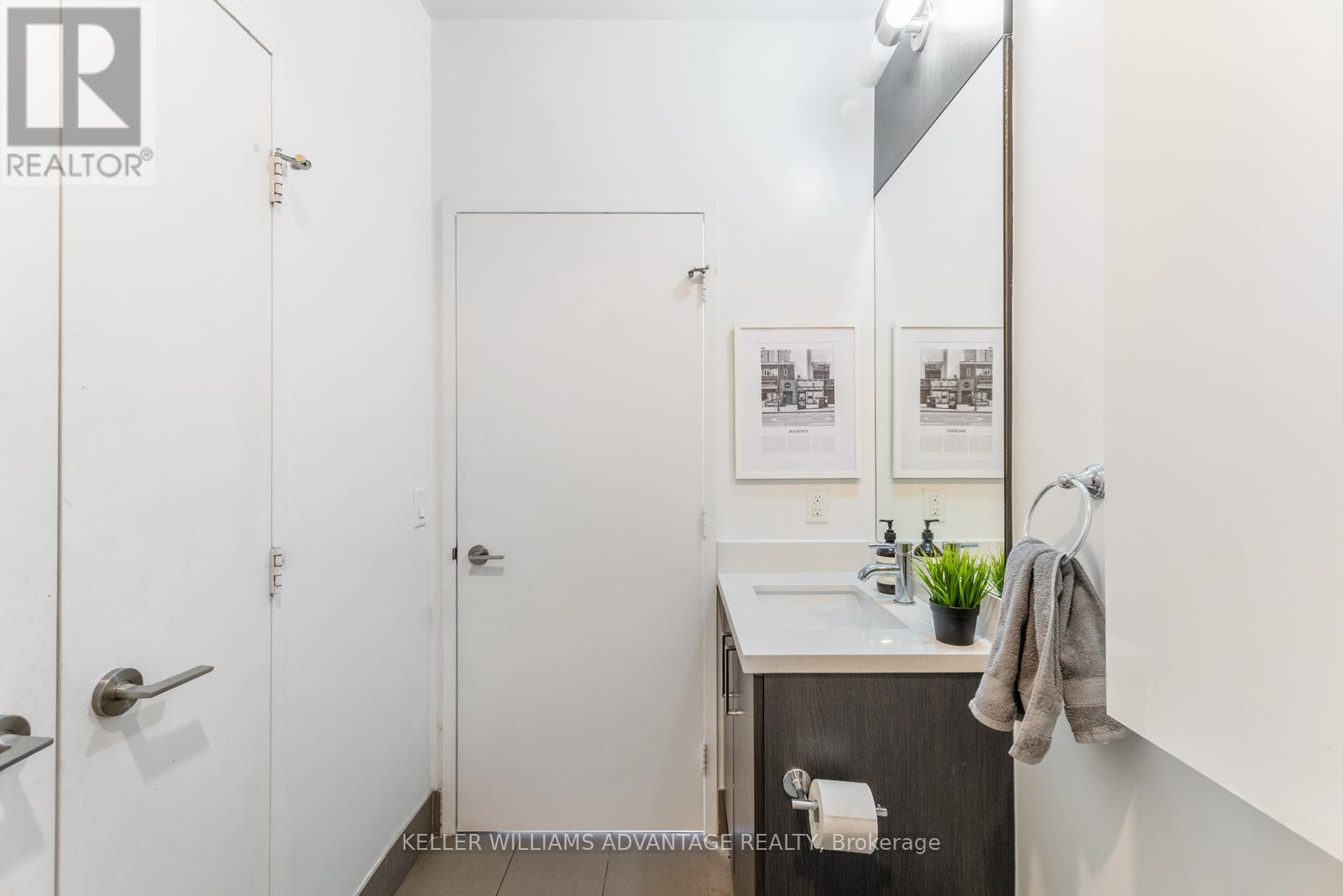 N1009 - 120 Bayview Avenue, Toronto, Ontario  M5A 3R7 - Photo 11 - C12213372