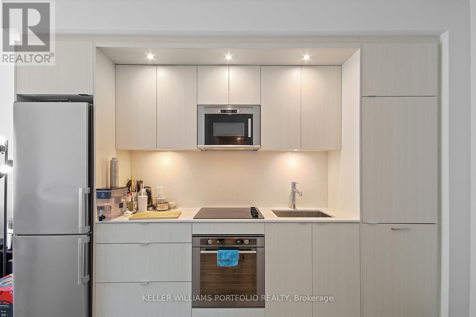 219 - 30 Inn On The Park Drive, Toronto, Ontario  M3C 0P7 - Photo 5 - C12213401