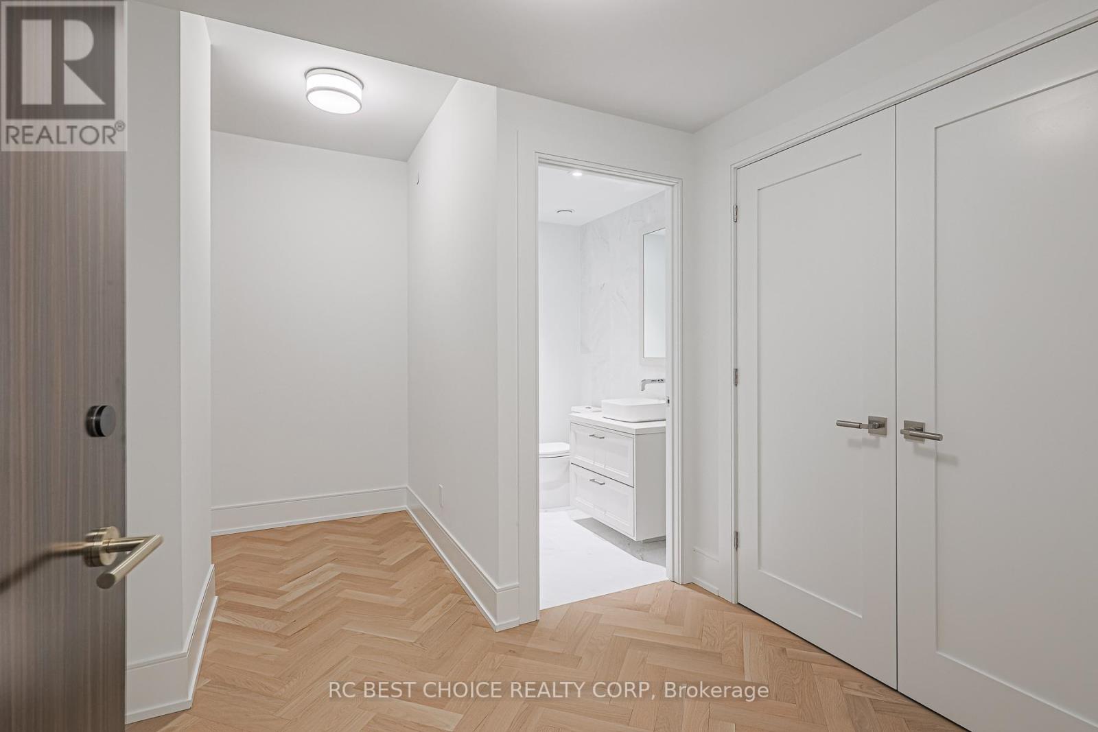 606 - 455 Wellington Street W, Toronto, Ontario  M5J 2R2 - Photo 7 - C12213522