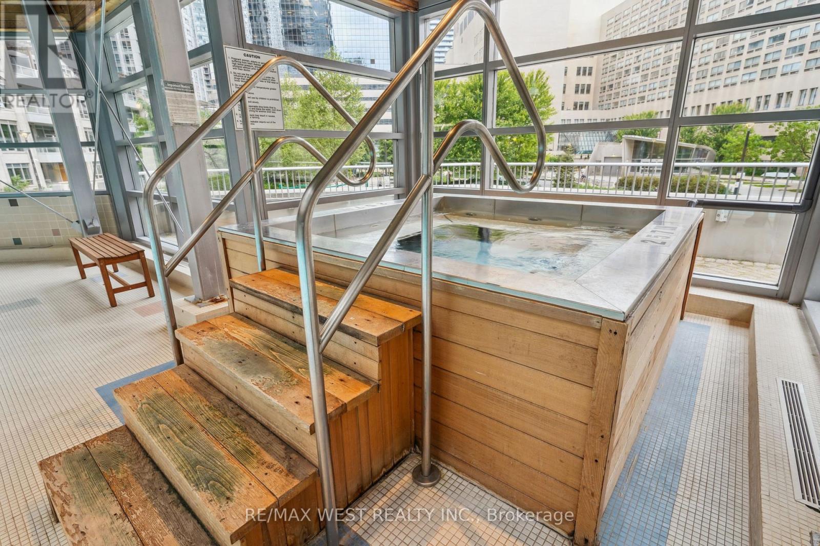 1303 - 717 Bay Street, Toronto, Ontario  M5G 2J9 - Photo 10 - C12213540