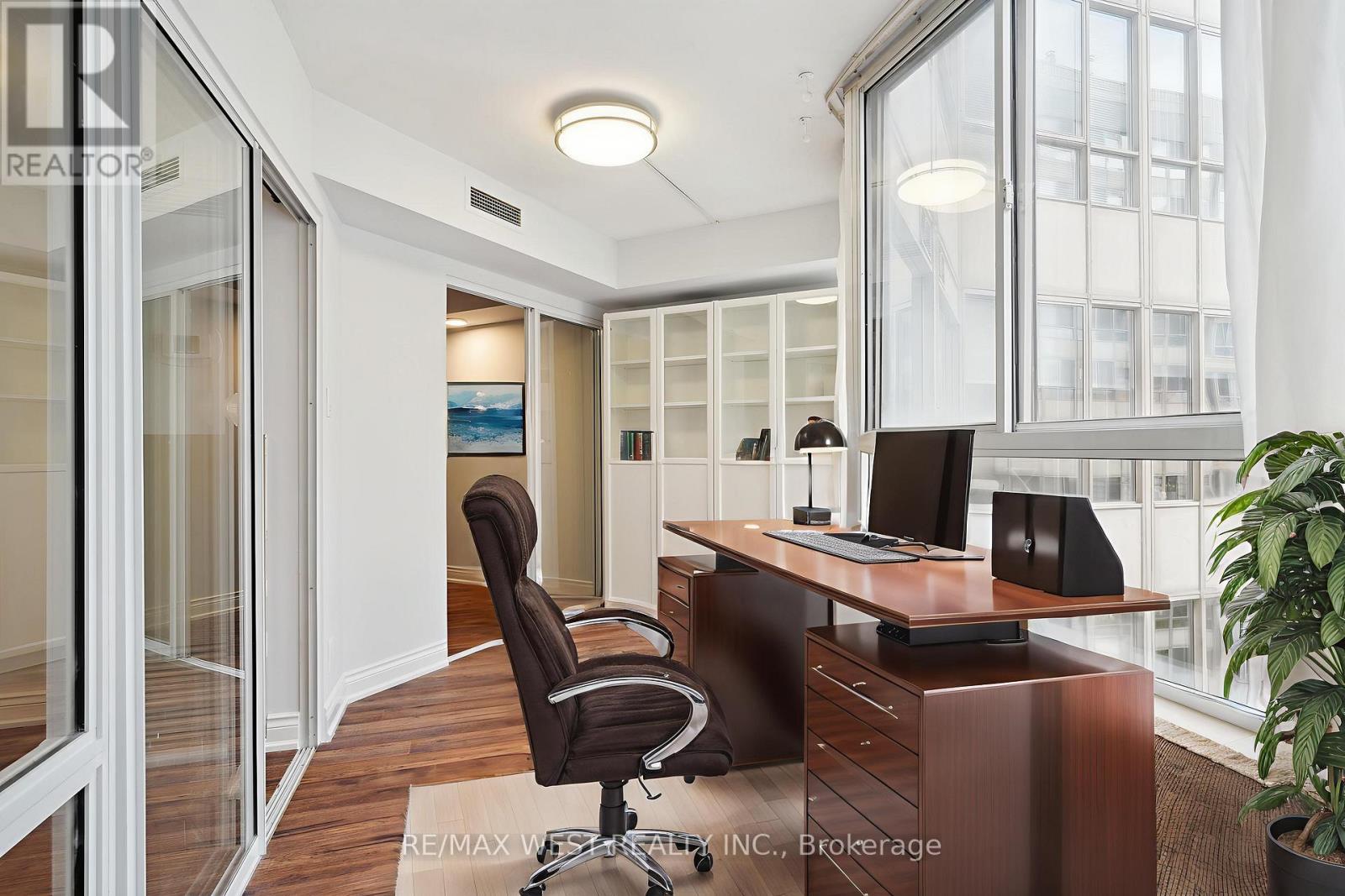 1303 - 717 Bay Street, Toronto, Ontario  M5G 2J9 - Photo 4 - C12213540