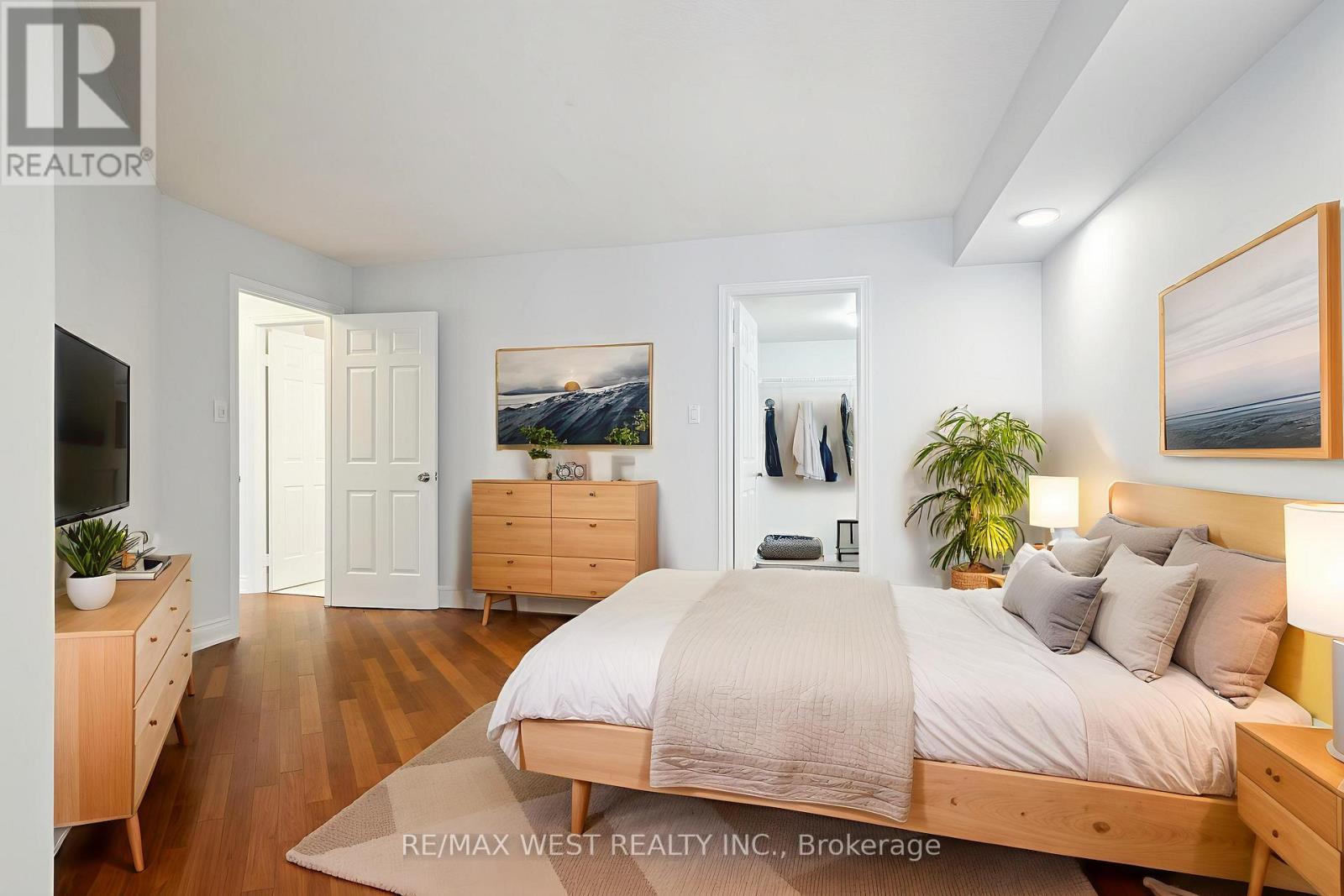 1303 - 717 Bay Street, Toronto, Ontario  M5G 2J9 - Photo 7 - C12213540