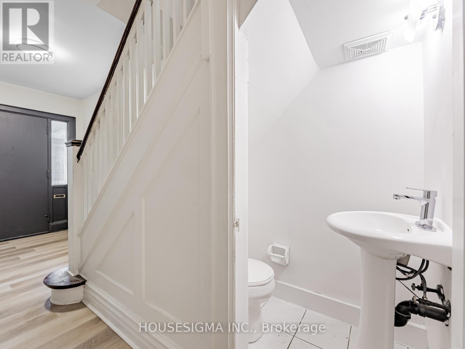110 Duplex Avenue, Toronto, Ontario  M5P 2A7 - Photo 10 - C12213608