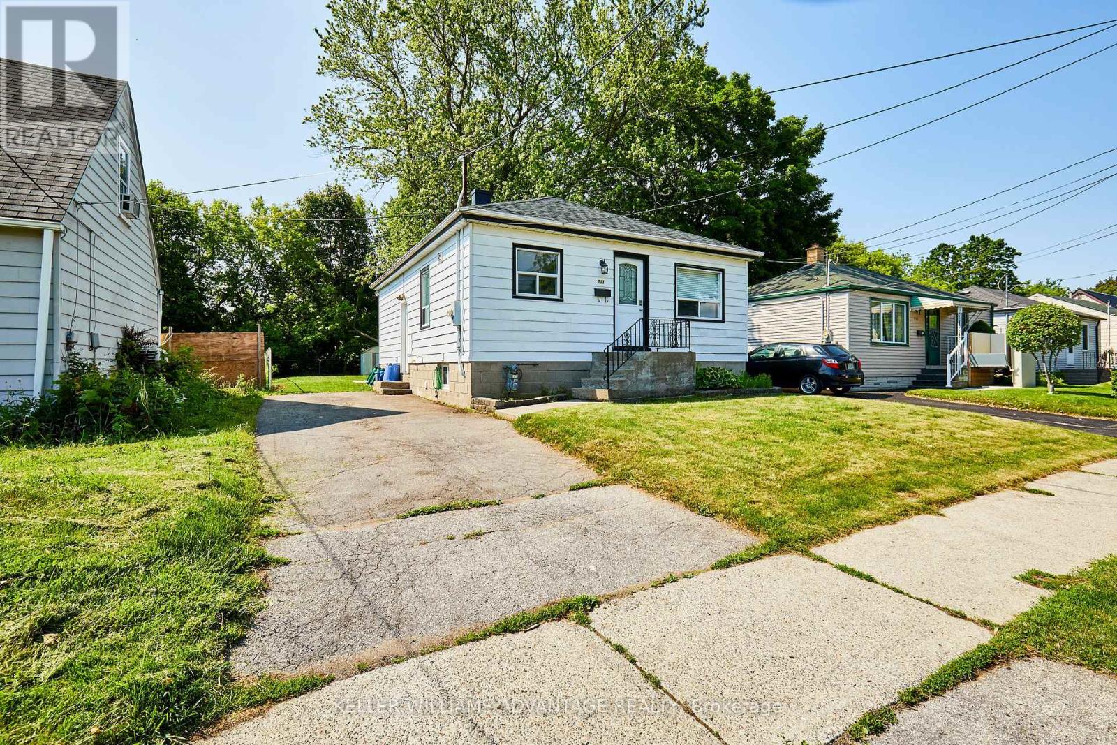 211 Marquette Avenue, Oshawa, Ontario  L1J 1W3 - Photo 1 - E12213300