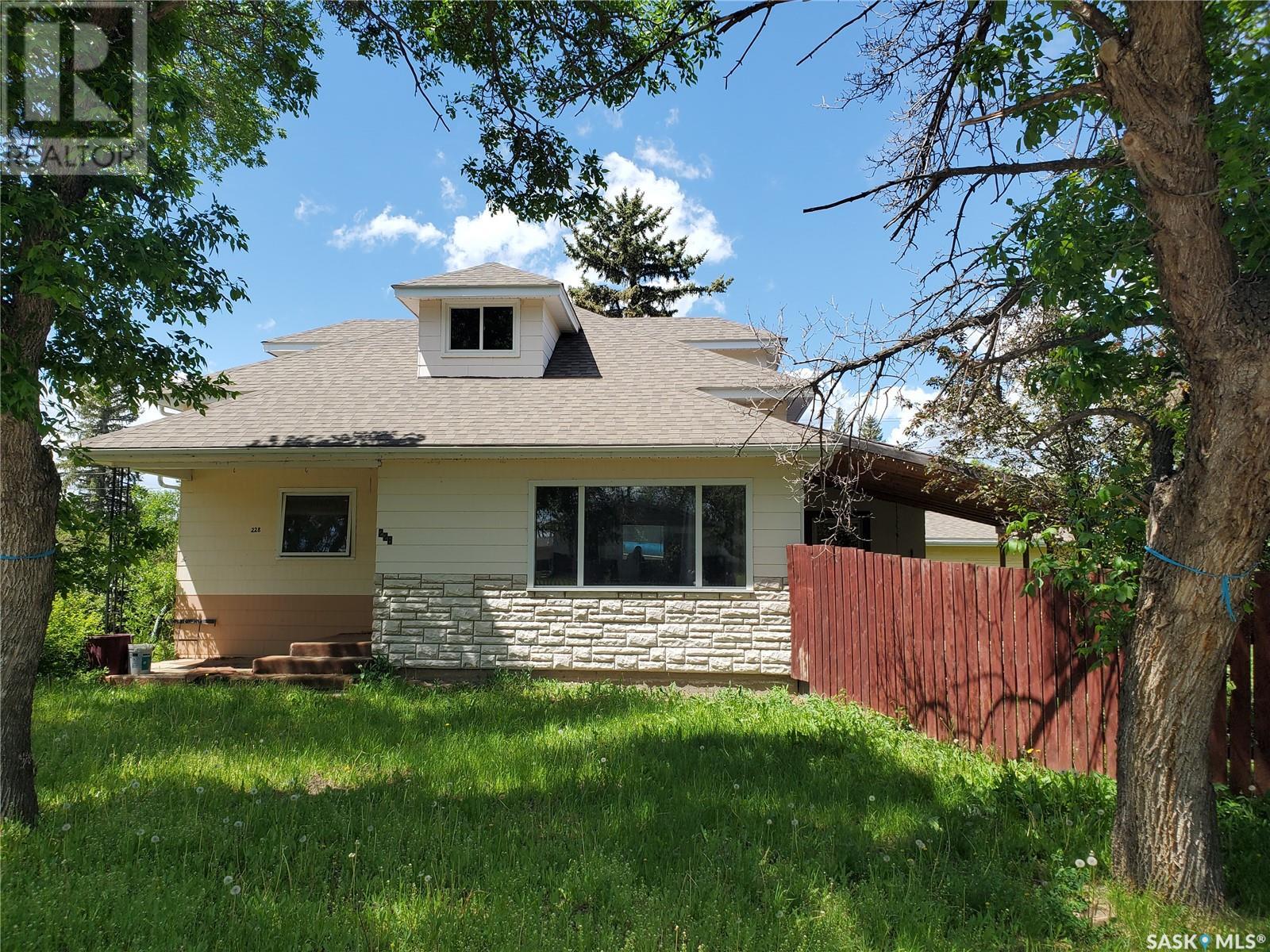 228 4th STREET E, Ponteix, Saskatchewan