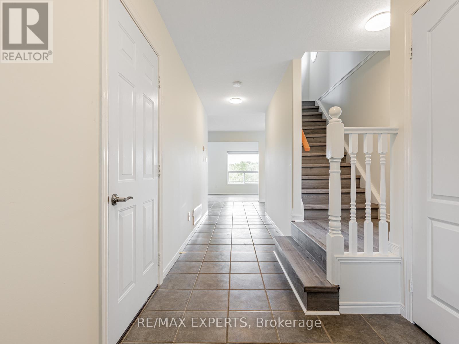 64 Shephard Avenue, New Tecumseth, Ontario  L9R 2G3 - Photo 3 - N12213396