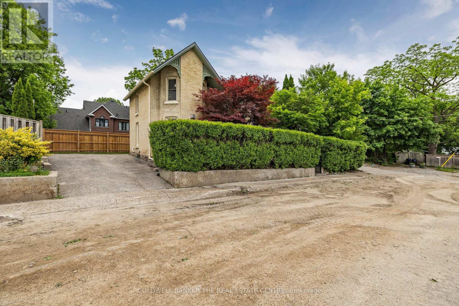 411 Millard Avenue, Newmarket (Central Newmarket), Ontario  L3Y 2A1 - Photo 2 - N12213528