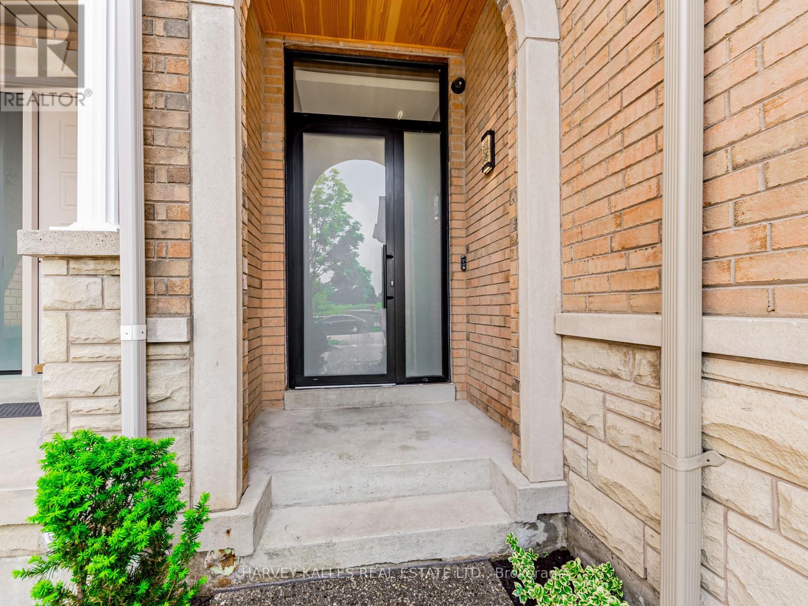 Property at 128 KINGSBRIDGE CIRCLE image 3
