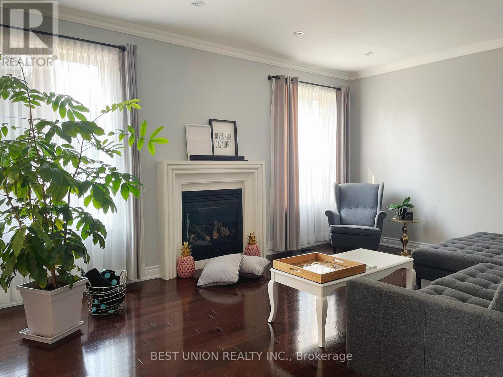 15 Magdalan Crescent, Richmond Hill, Ontario  L4E 0N4 - Photo 2 - N12213583