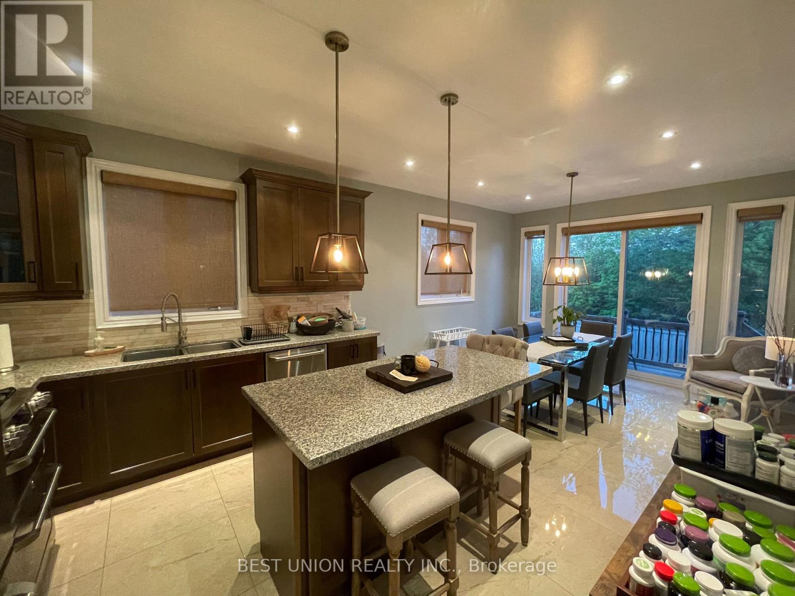 15 Magdalan Crescent, Richmond Hill, Ontario  L4E 0N4 - Photo 4 - N12213583