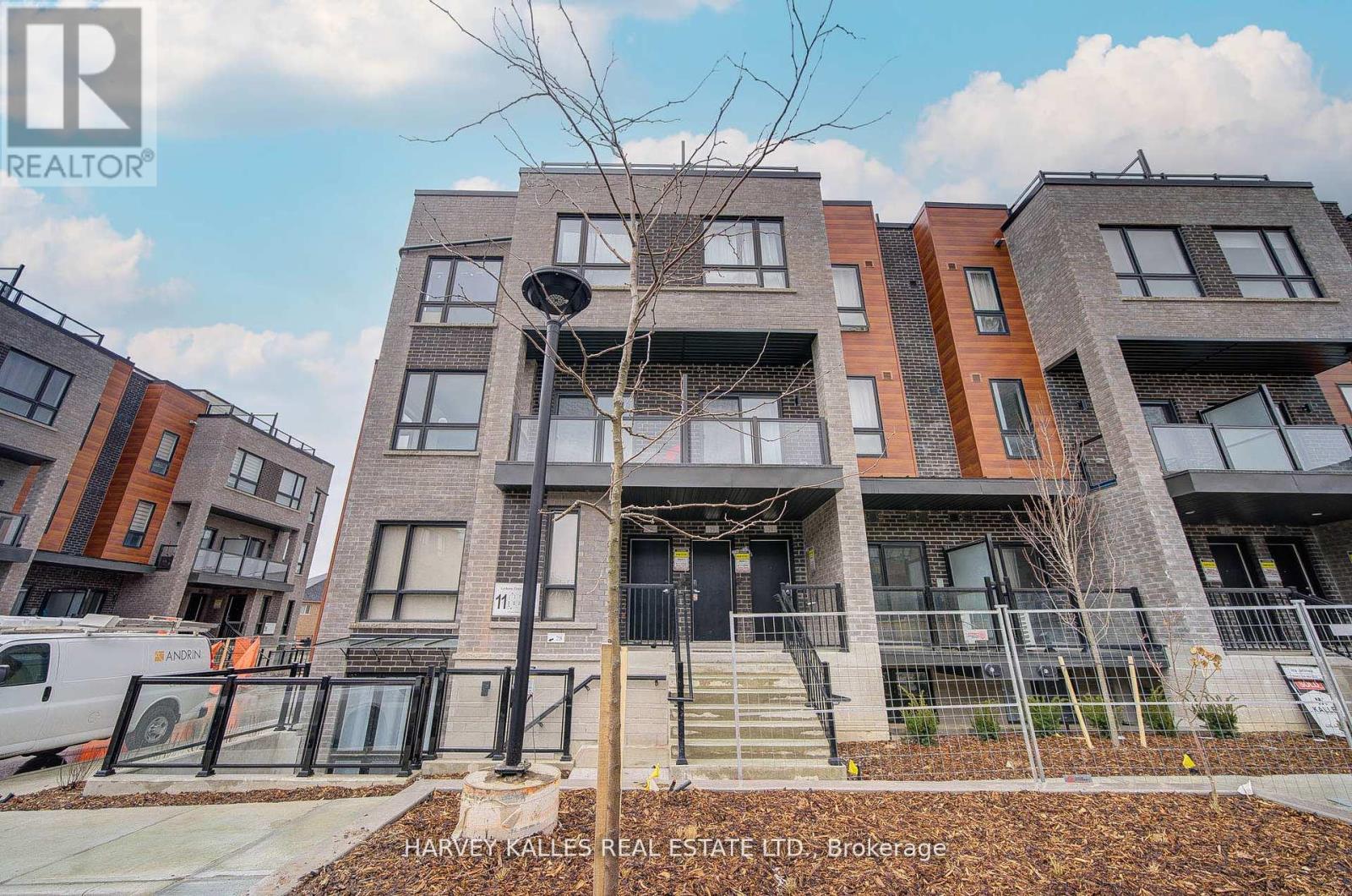257 - 12-24 LYTHAM GREEN CIRCLE, Newmarket, Ontario