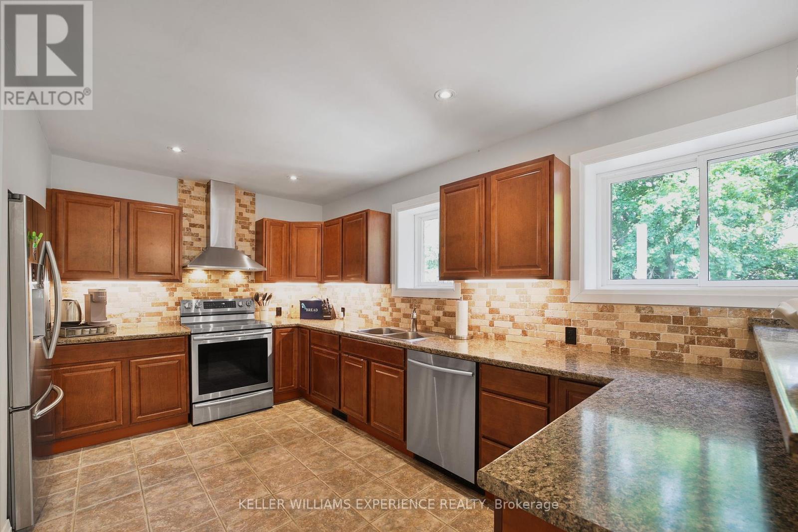 85 Gladman Avenue, Newmarket (Central Newmarket), Ontario  L3Y 1W4 - Photo 13 - N12213687