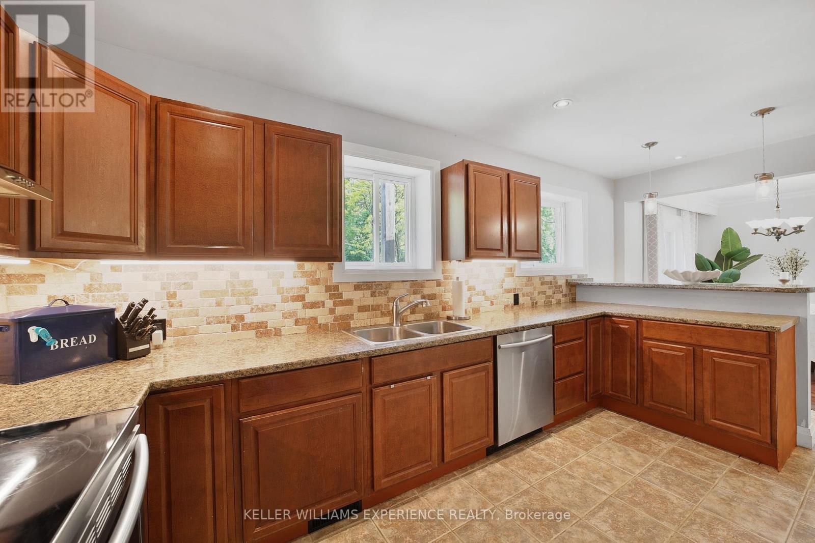 85 Gladman Avenue, Newmarket (Central Newmarket), Ontario  L3Y 1W4 - Photo 15 - N12213687