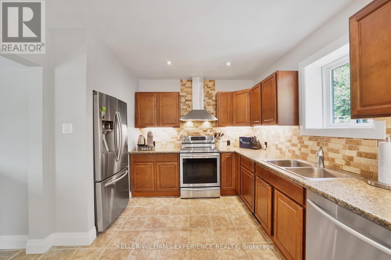 85 Gladman Avenue, Newmarket (Central Newmarket), Ontario  L3Y 1W4 - Photo 16 - N12213687