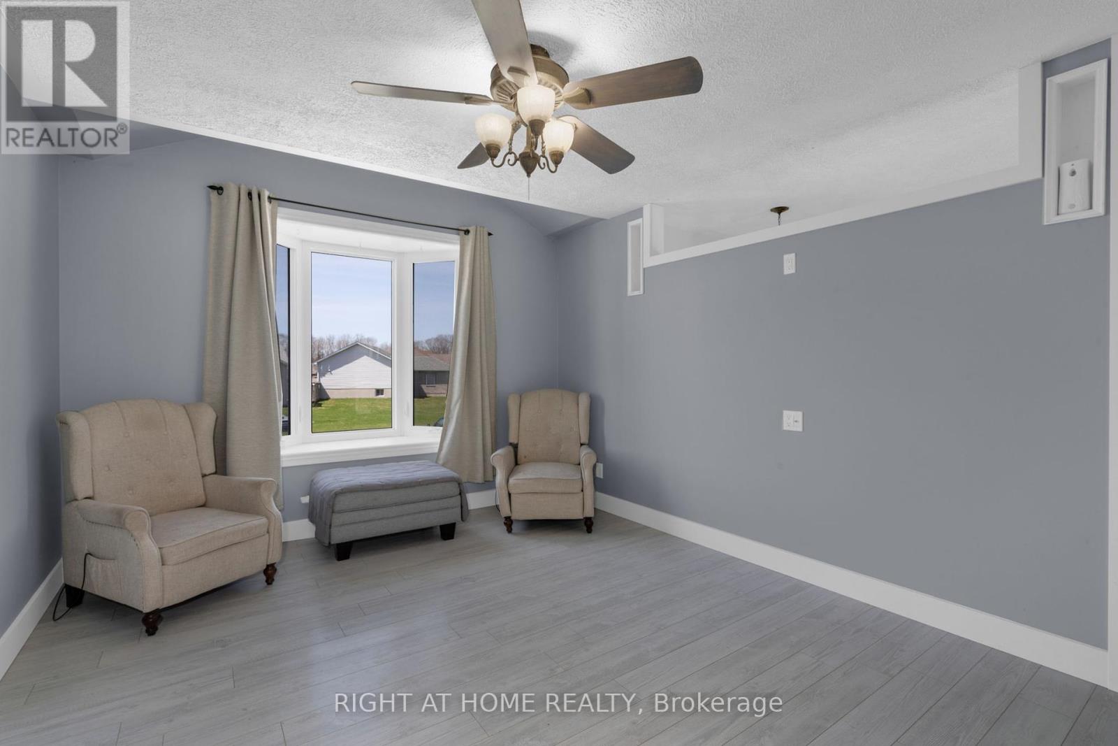 42 Byrnes Crescent, Penetanguishene, Ontario  L9M 1V9 - Photo 8 - S12213520