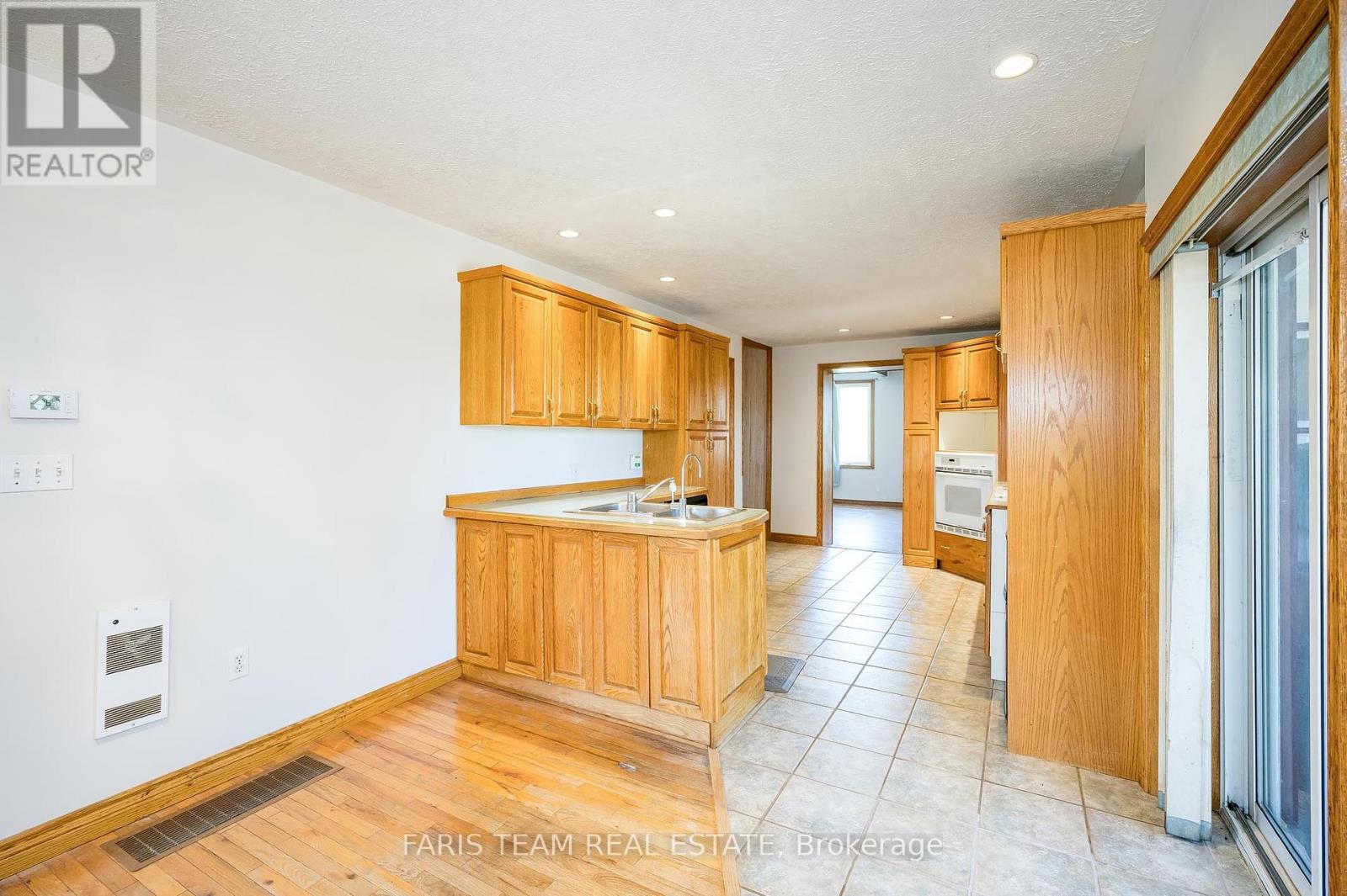 326 Lafontaine Road W, Tiny, Ontario  L9M 0H1 - Photo 6 - S12213701
