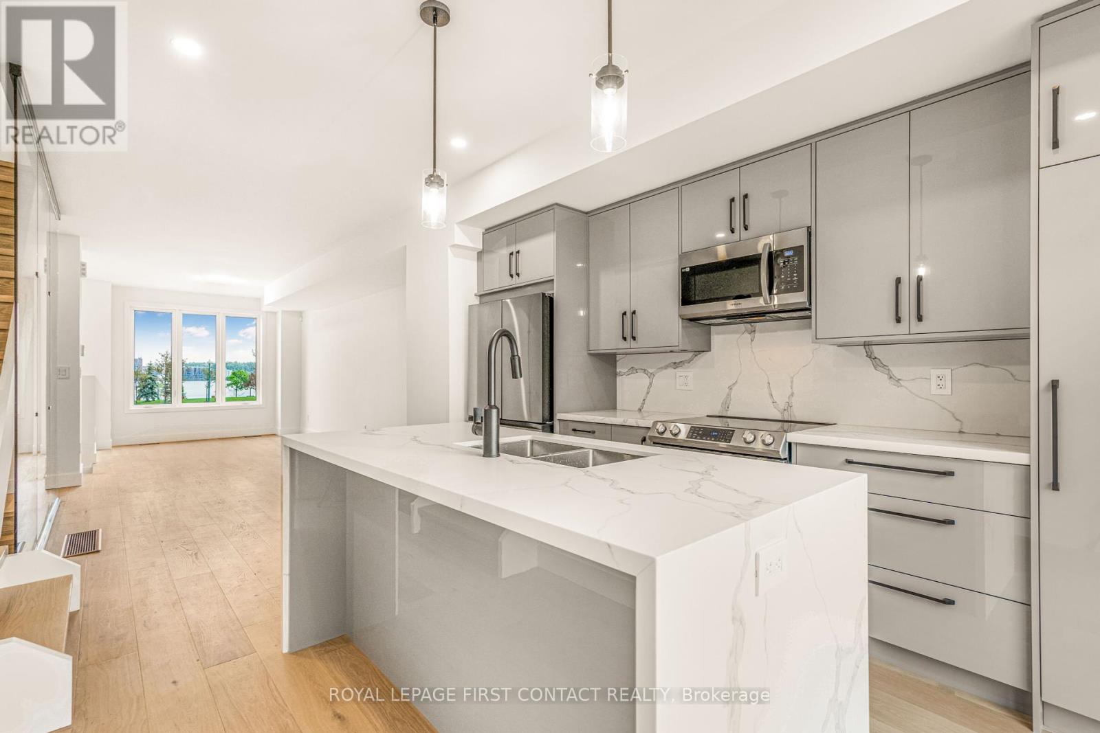 22 Alderwood Lane, Barrie, Ontario  L4N 3J2 - Photo 3 - S12213732