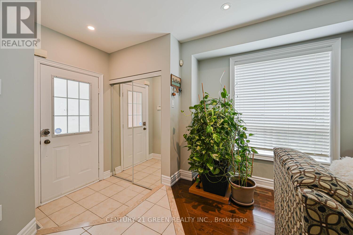 26 Whiteface Crescent, Brampton, Ontario  L6X 4W6 - Photo 5 - W12213301
