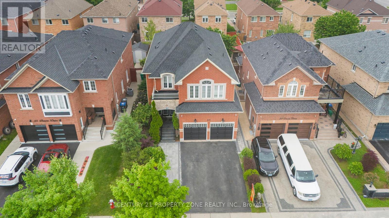 37 Denim Drive, Brampton, Ontario  L6P 2R3 - Photo 3 - W12213324