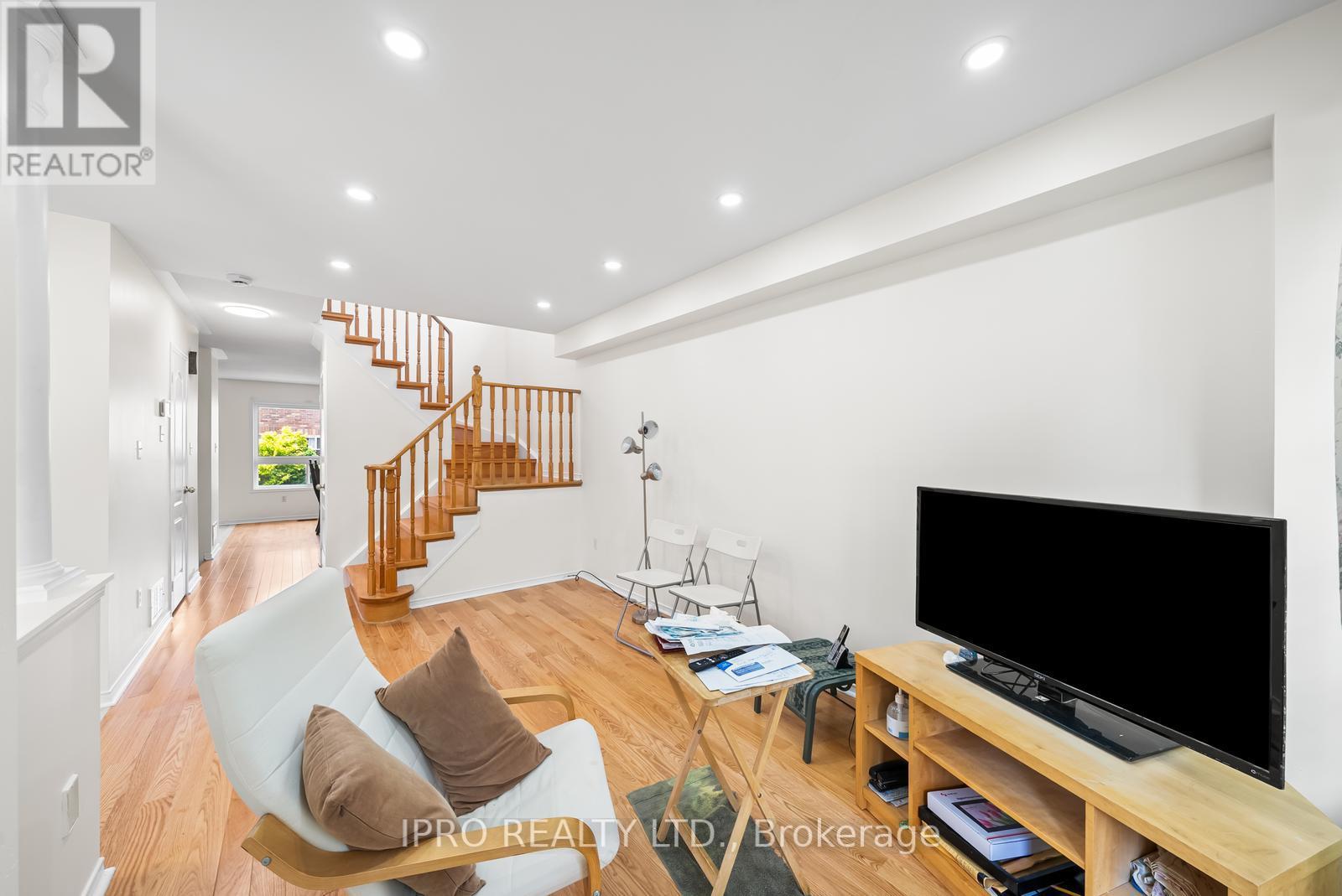 3480 Covent Crescent, Mississauga, Ontario  L5M 7K7 - Photo 4 - W12213326