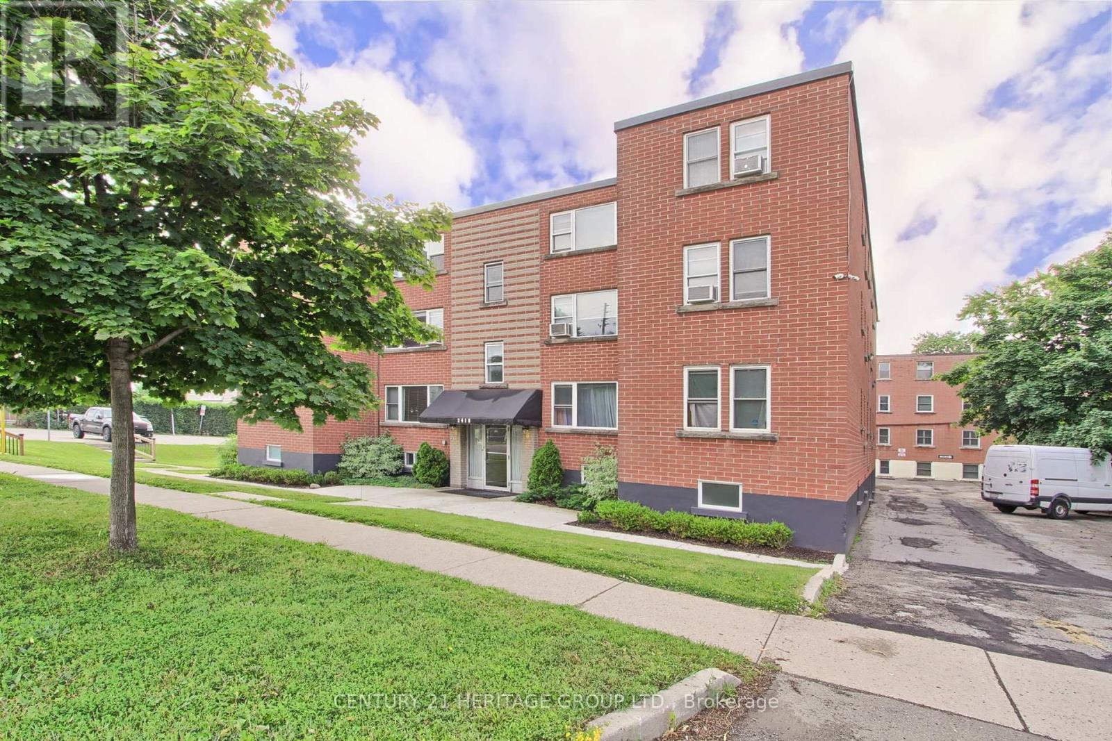 8 - 2418 New Street, Burlington, Ontario  L7R 1J6 - Photo 2 - W12213368