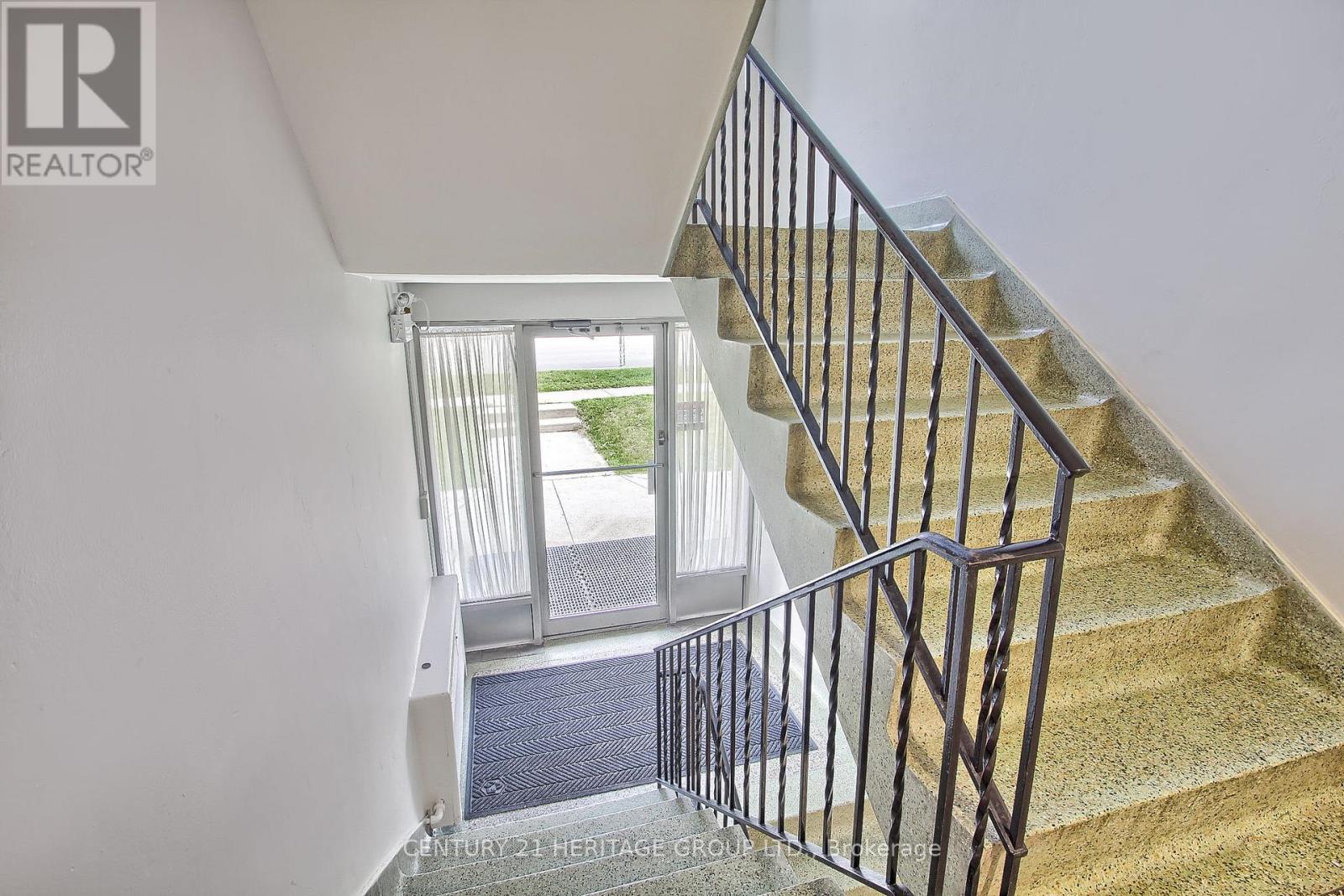 8 - 2418 New Street, Burlington, Ontario  L7R 1J6 - Photo 5 - W12213368