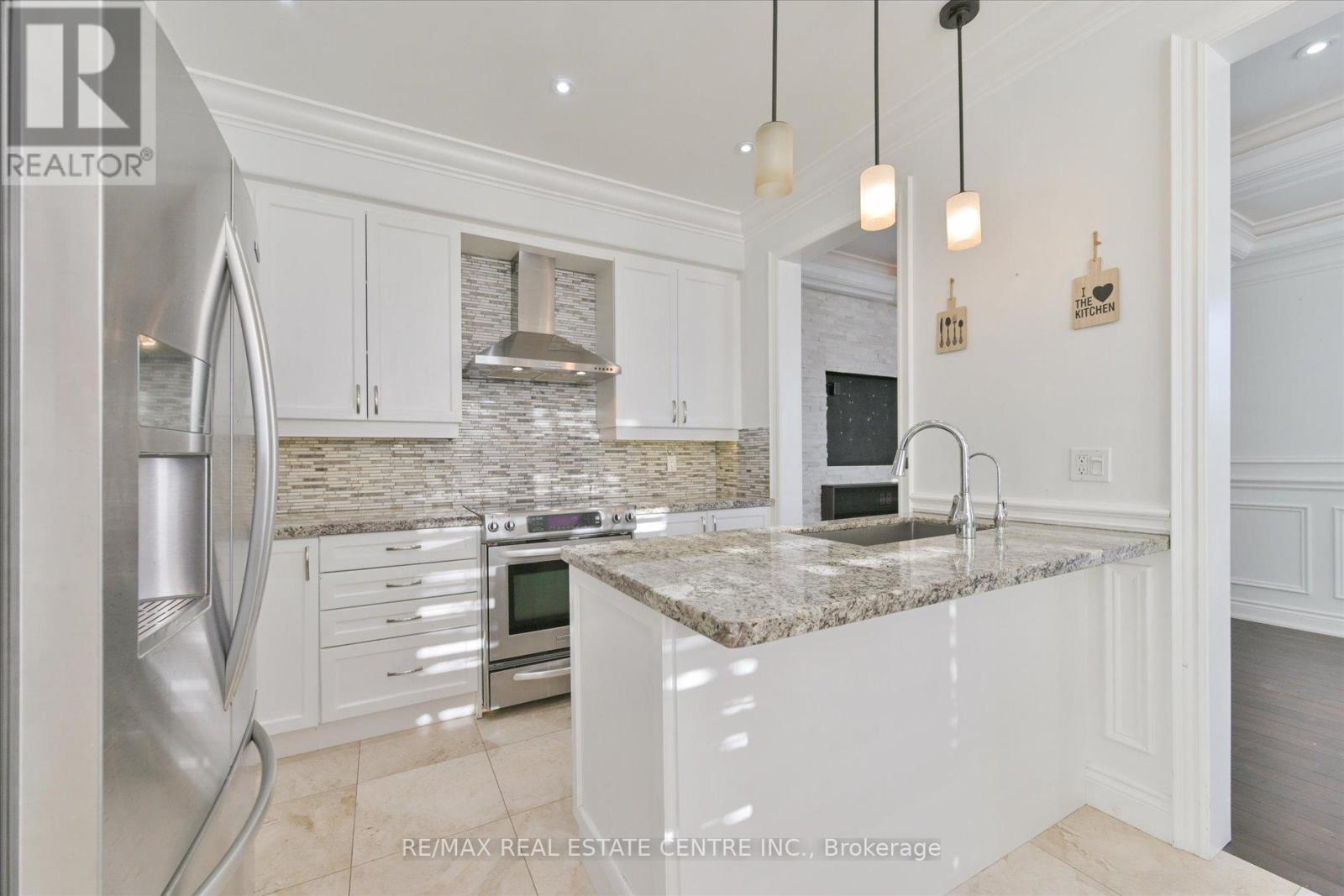 5915 Whitehorn Avenue, Mississauga, Ontario  L5V 2Z2 - Photo 10 - W12213400