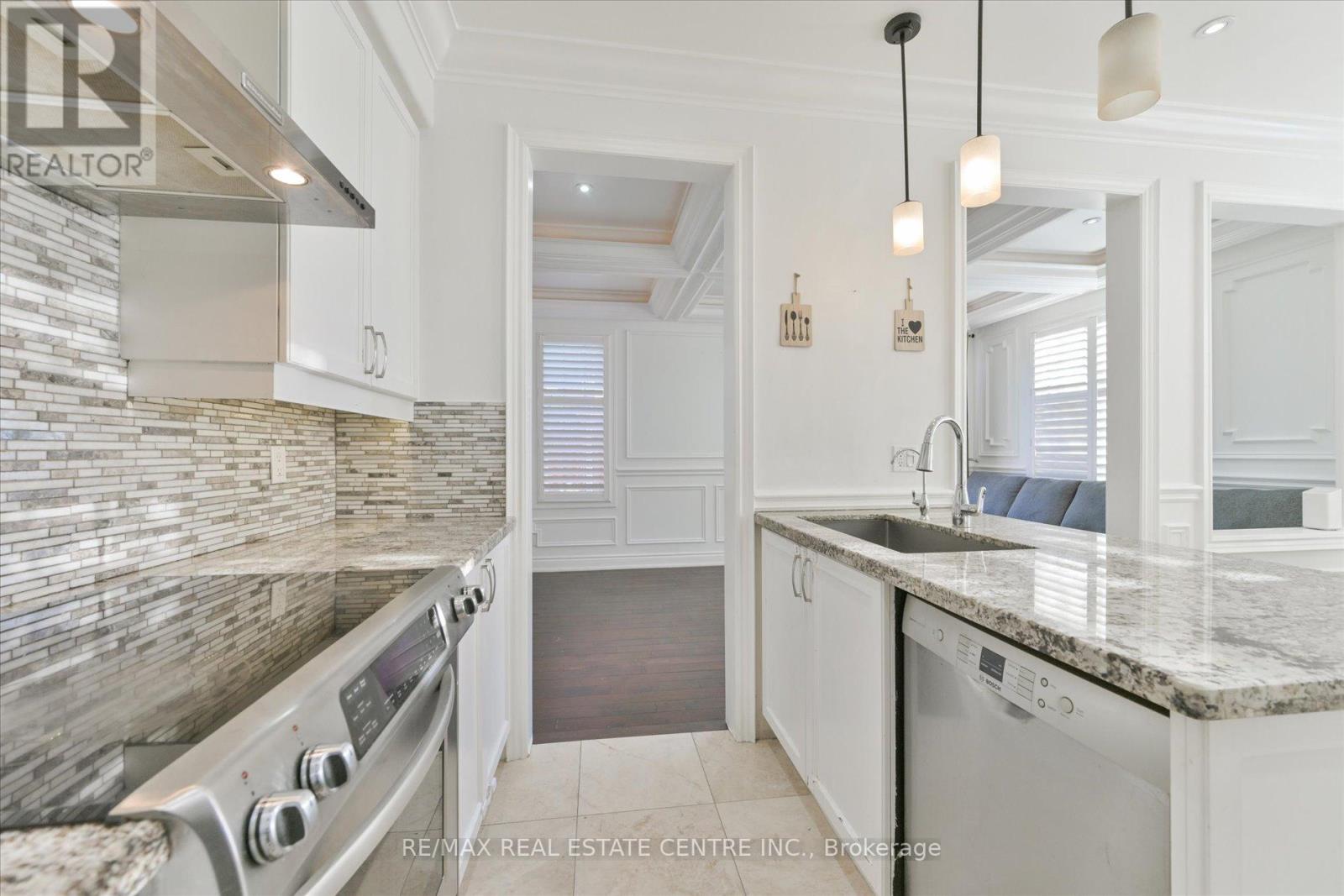5915 Whitehorn Avenue, Mississauga, Ontario  L5V 2Z2 - Photo 11 - W12213400