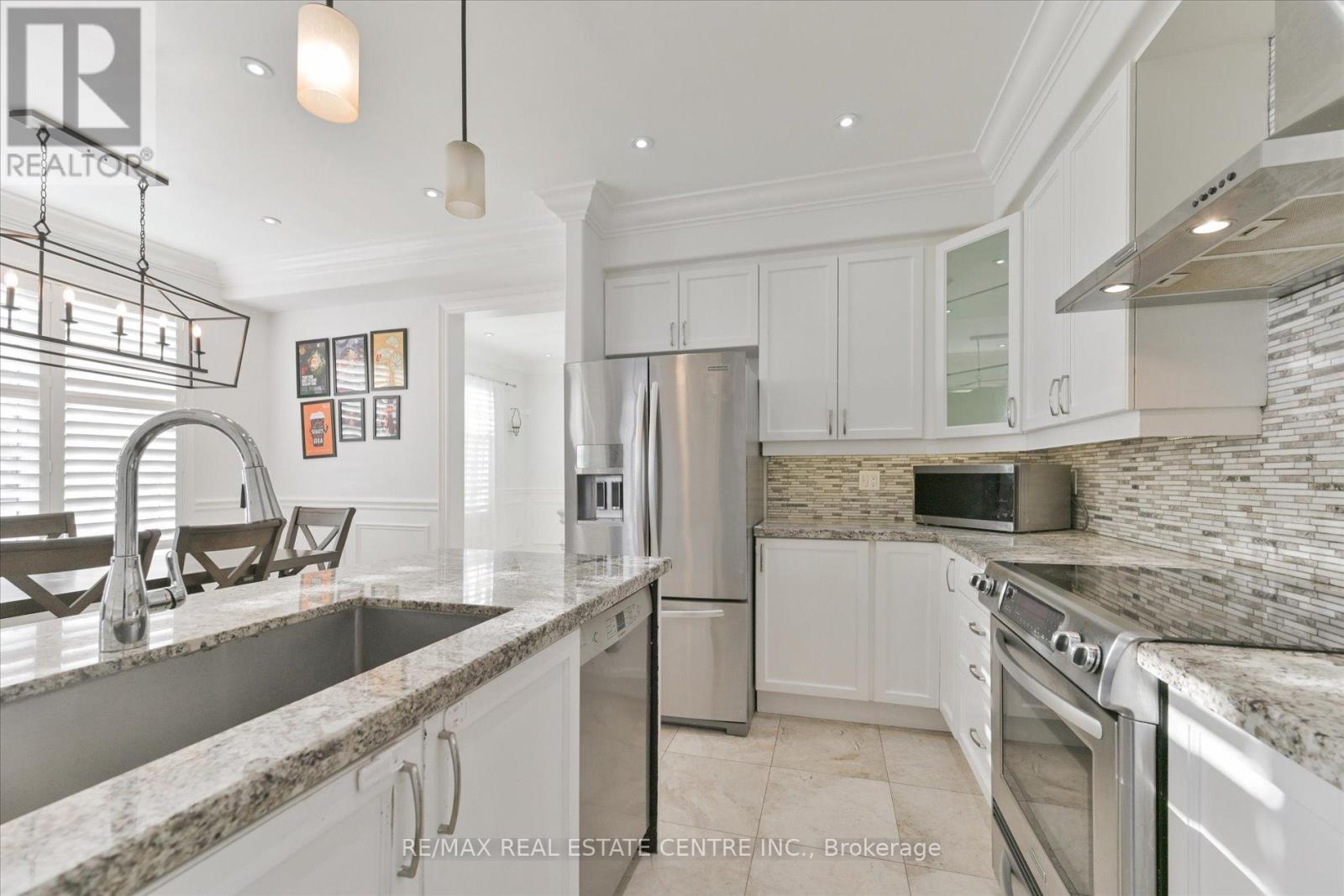 5915 Whitehorn Avenue, Mississauga, Ontario  L5V 2Z2 - Photo 12 - W12213400