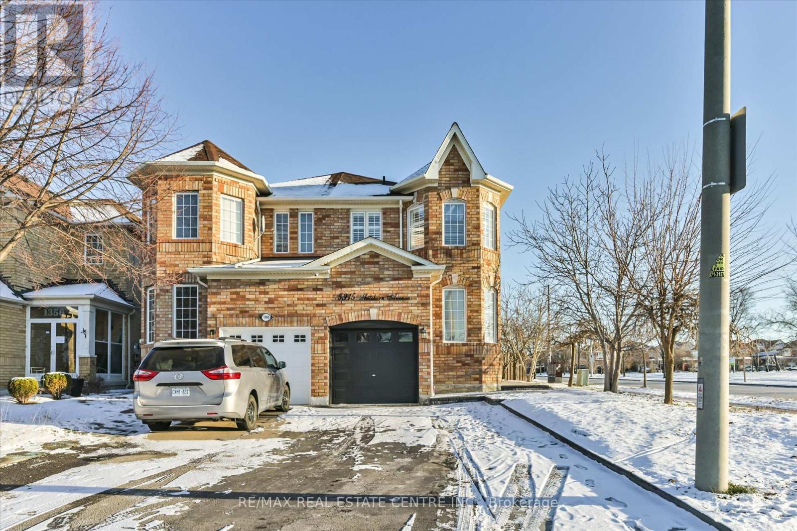 5915 Whitehorn Avenue, Mississauga, Ontario  L5V 2Z2 - Photo 2 - W12213400