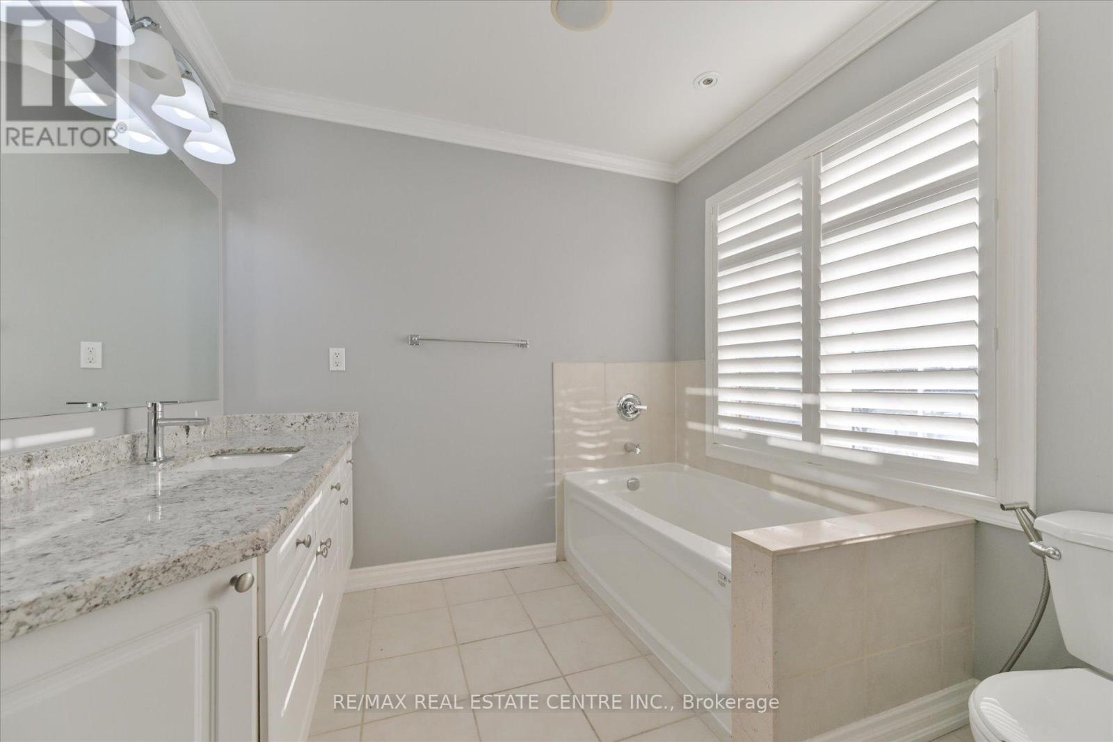 5915 Whitehorn Avenue, Mississauga, Ontario  L5V 2Z2 - Photo 25 - W12213400