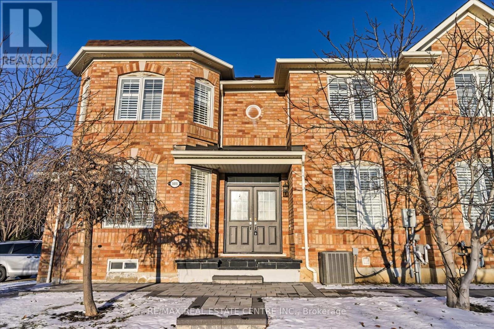 5915 Whitehorn Avenue, Mississauga, Ontario  L5V 2Z2 - Photo 4 - W12213400