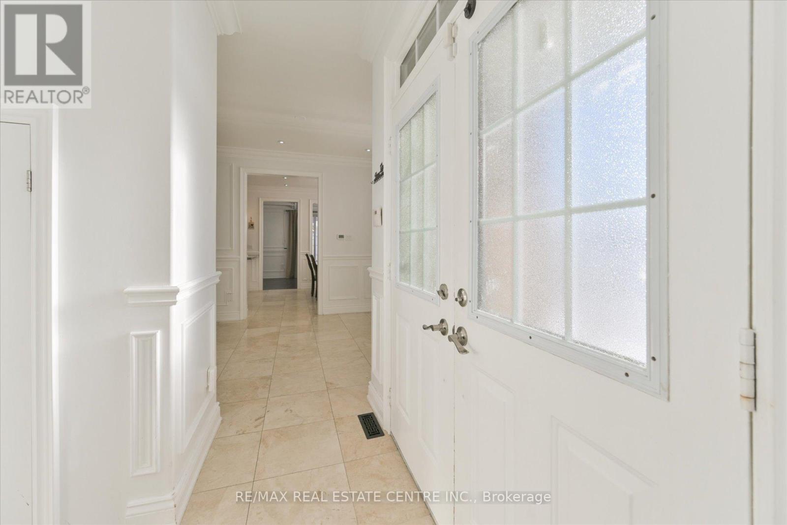 5915 Whitehorn Avenue, Mississauga, Ontario  L5V 2Z2 - Photo 5 - W12213400