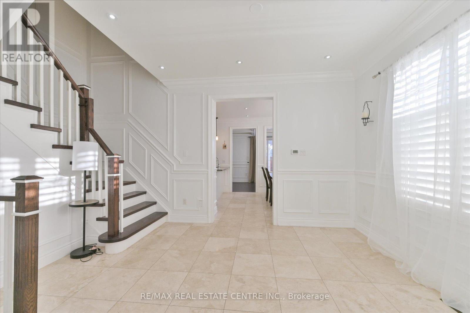 5915 Whitehorn Avenue, Mississauga, Ontario  L5V 2Z2 - Photo 6 - W12213400