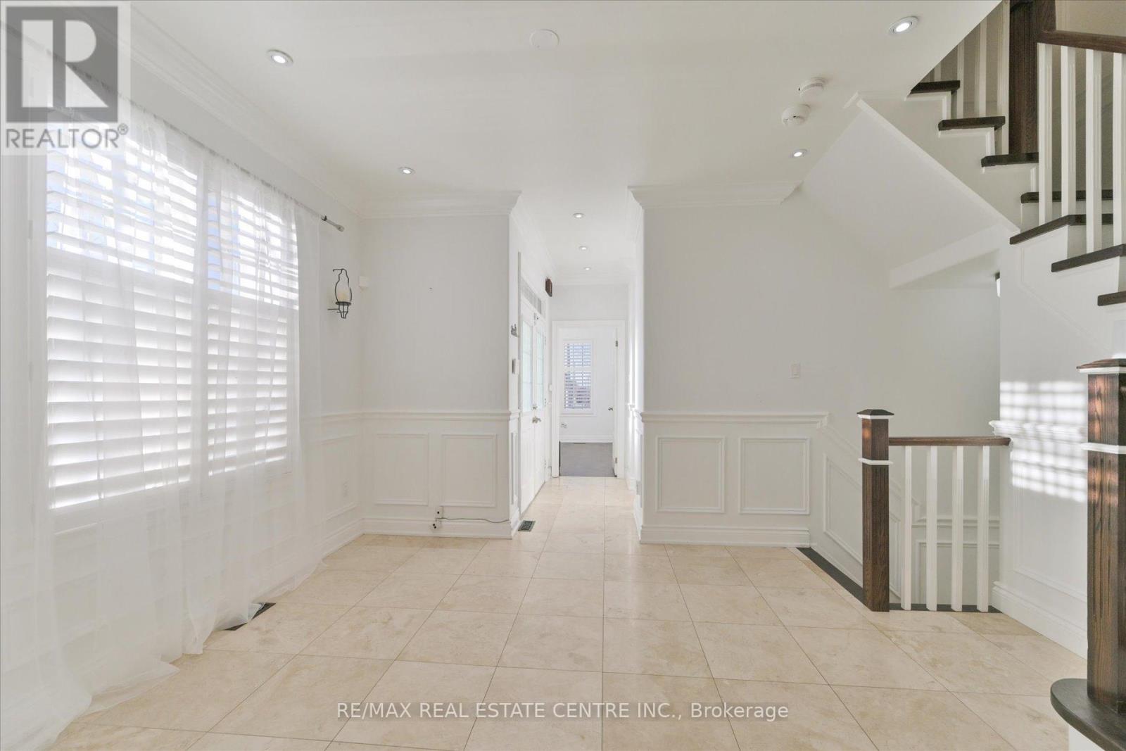 5915 Whitehorn Avenue, Mississauga, Ontario  L5V 2Z2 - Photo 7 - W12213400