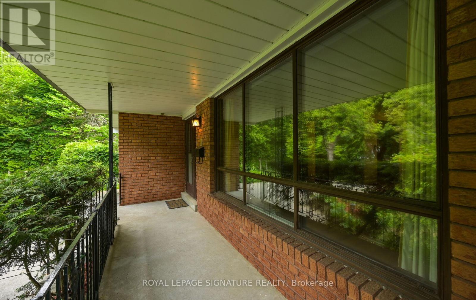 172 Glenview Drive, Mississauga, Ontario  L5G 4N2 - Photo 3 - W12213434