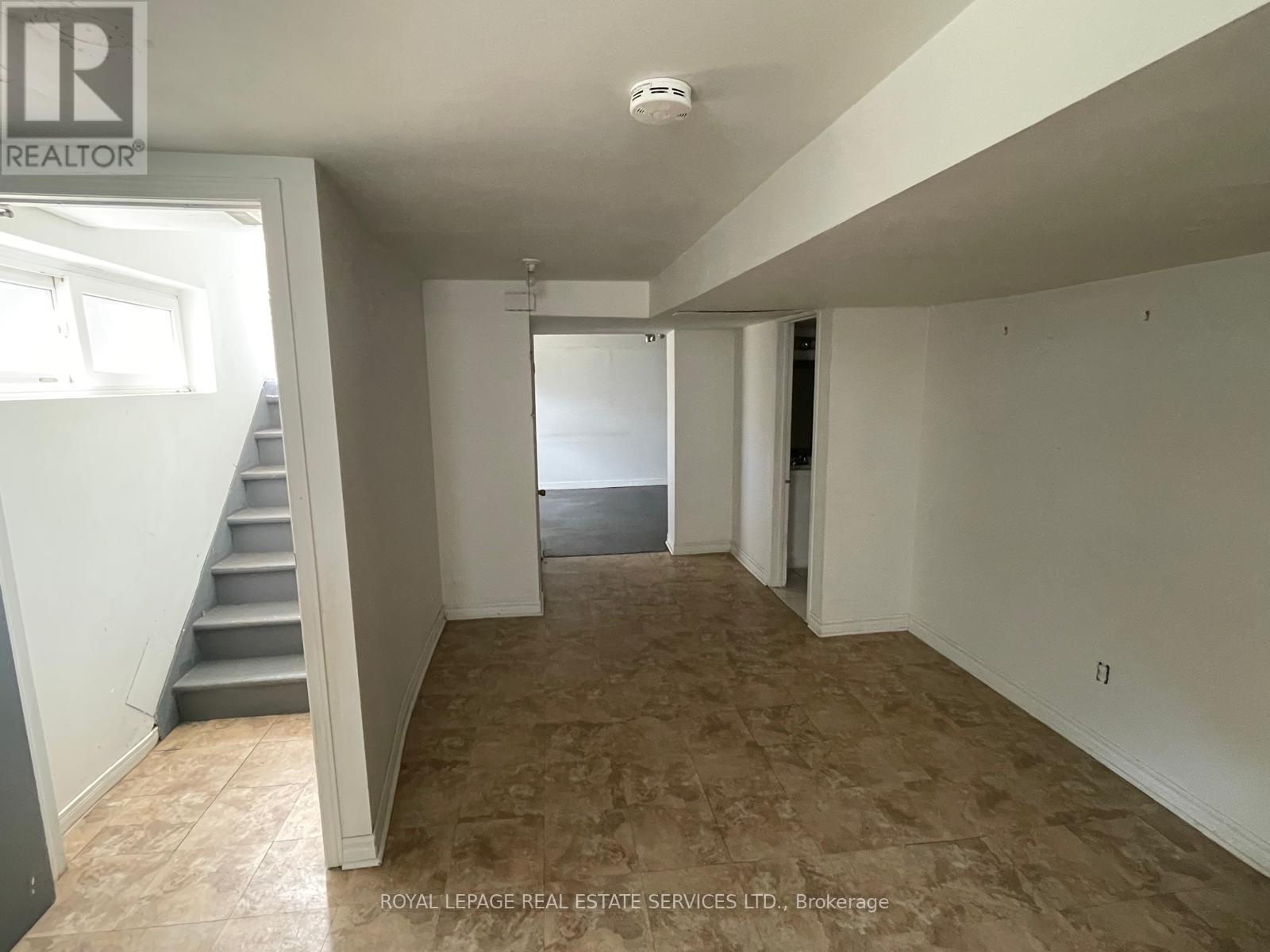 522 Weynway Court, Oakville, Ontario  L6L 4G7 - Photo 4 - W12213502