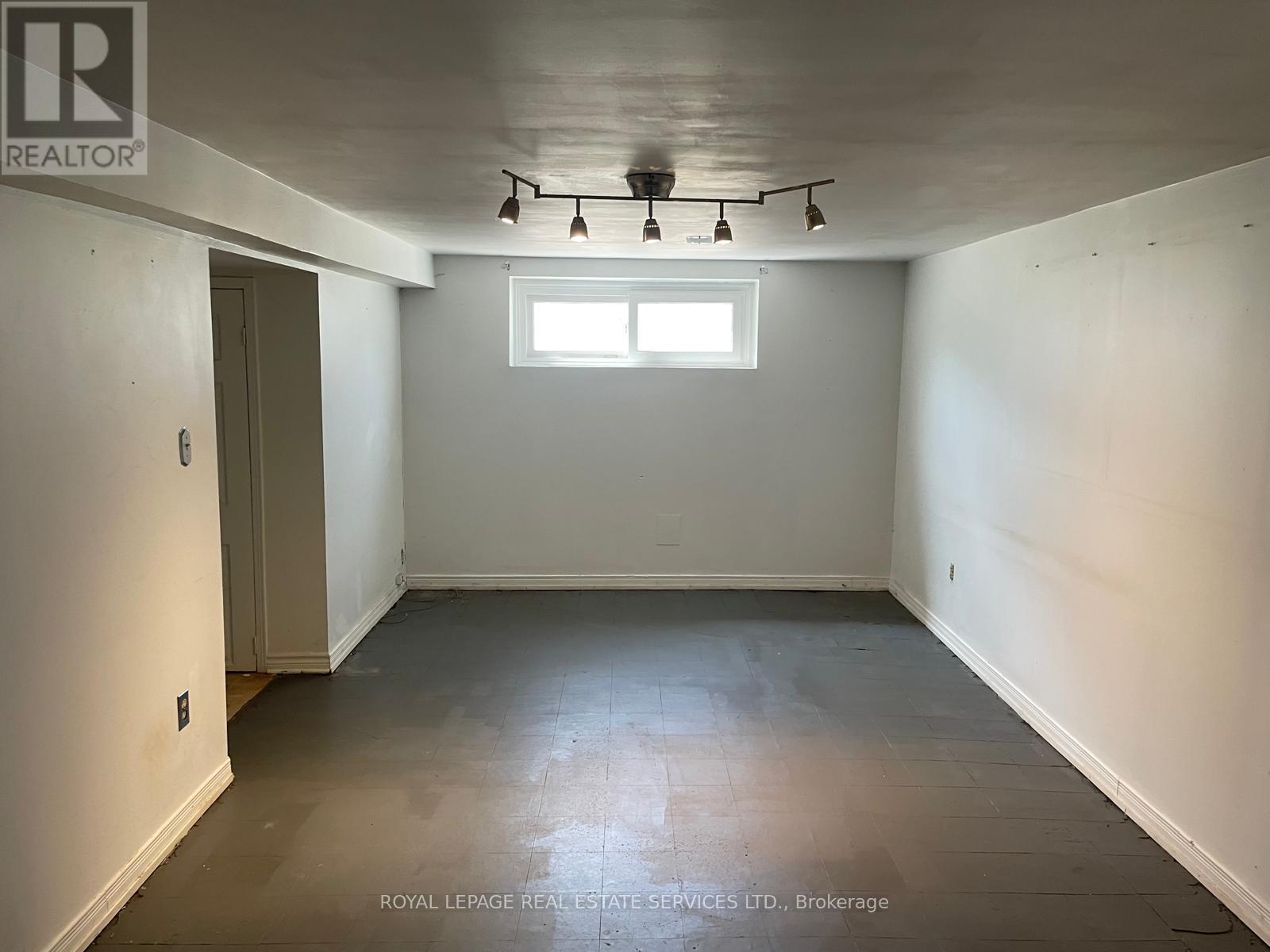 522 Weynway Court, Oakville, Ontario  L6L 4G7 - Photo 6 - W12213502