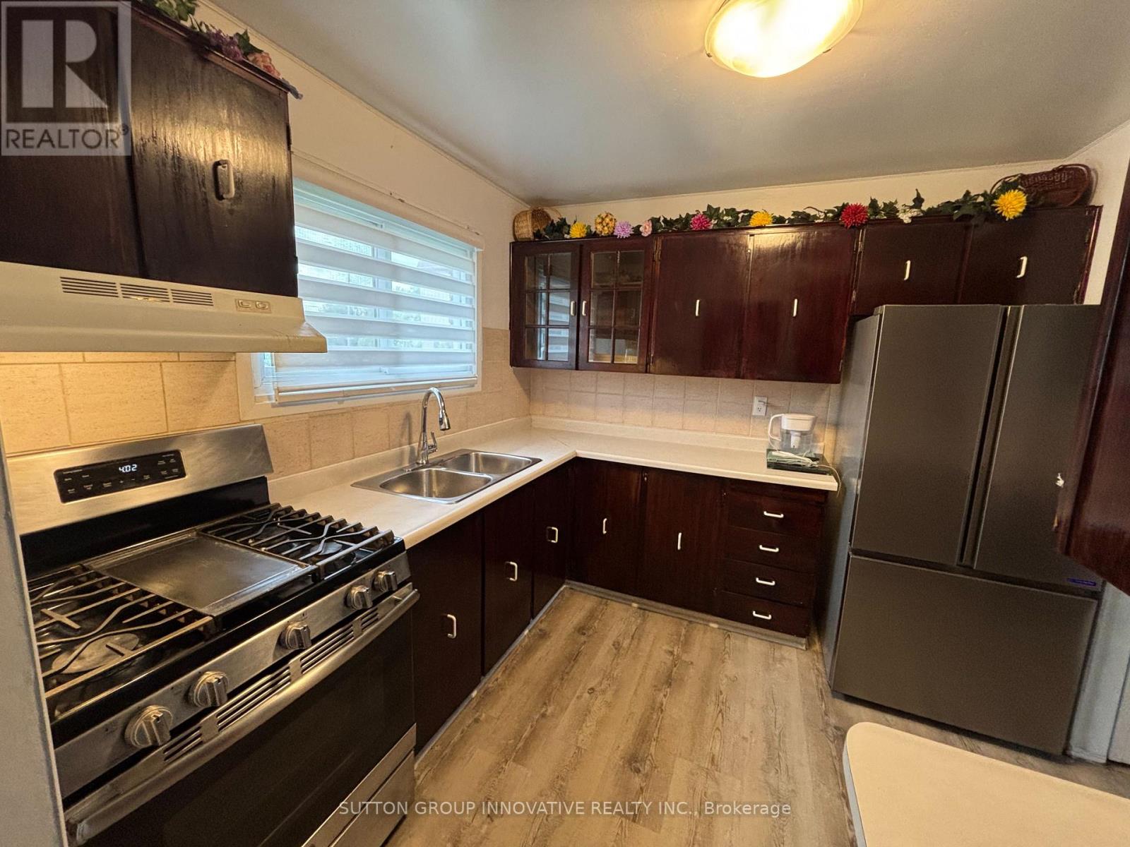 657 Upper Wentworth Street, Hamilton (Burkholme), Ontario  L9A 4V4 - Photo 3 - X12213343