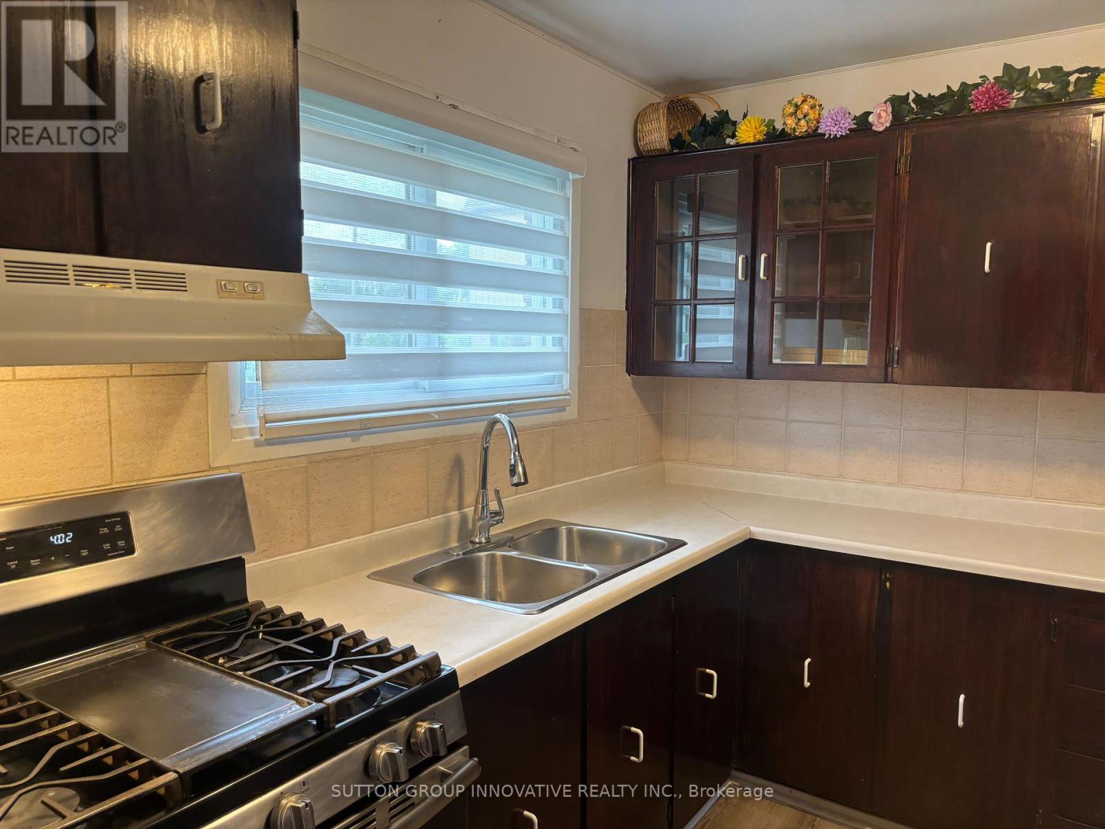 657 Upper Wentworth Street, Hamilton (Burkholme), Ontario  L9A 4V4 - Photo 4 - X12213343