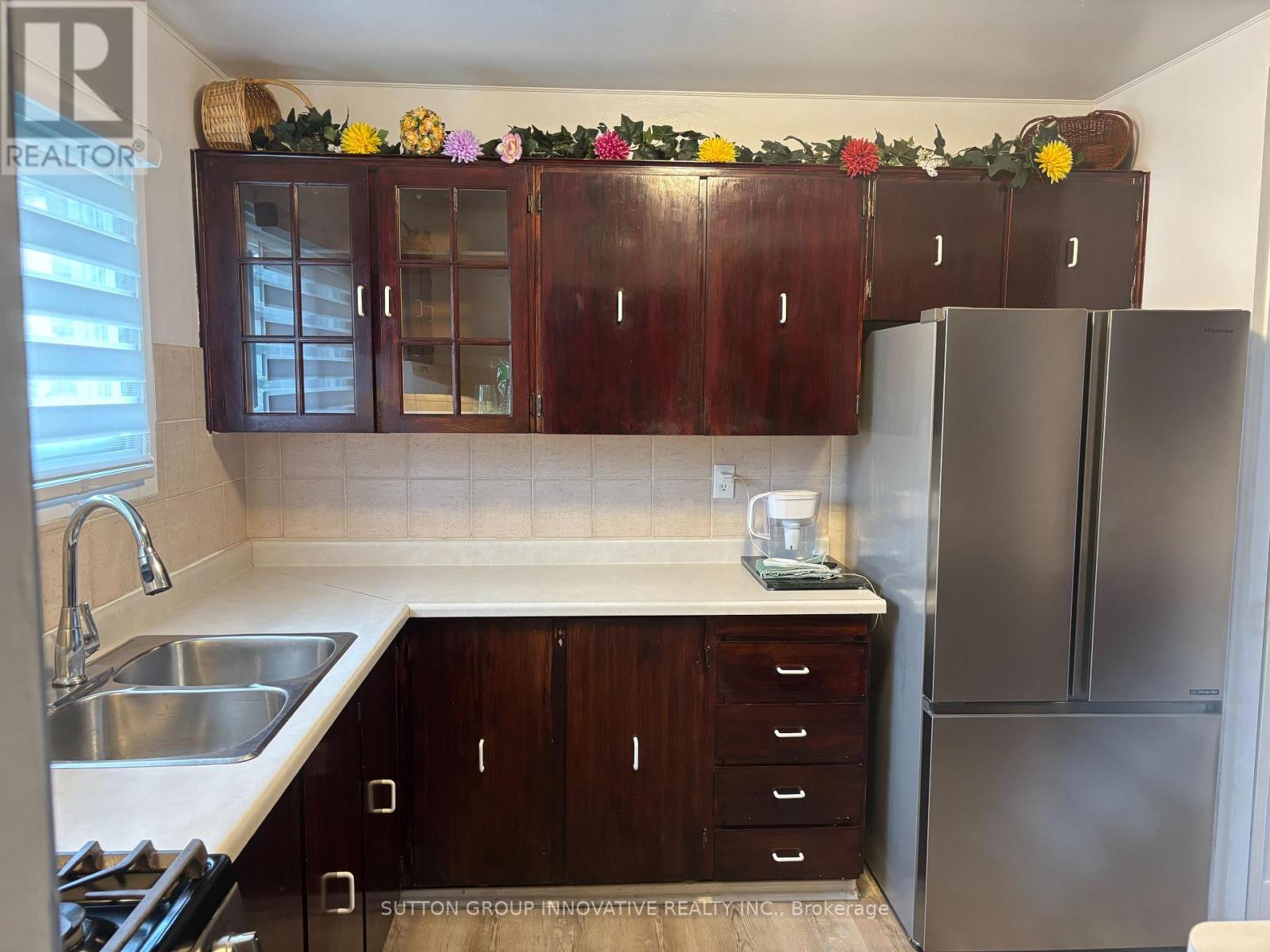 657 Upper Wentworth Street, Hamilton (Burkholme), Ontario  L9A 4V4 - Photo 5 - X12213343