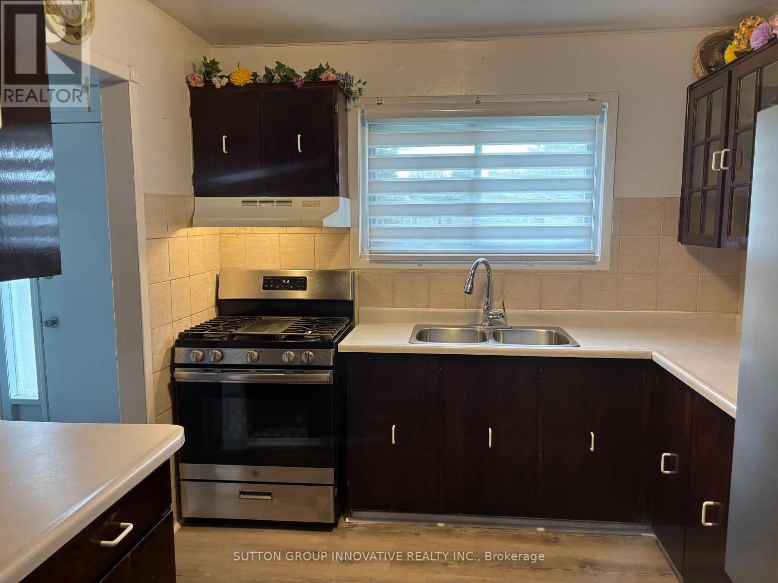 657 Upper Wentworth Street, Hamilton (Burkholme), Ontario  L9A 4V4 - Photo 8 - X12213343