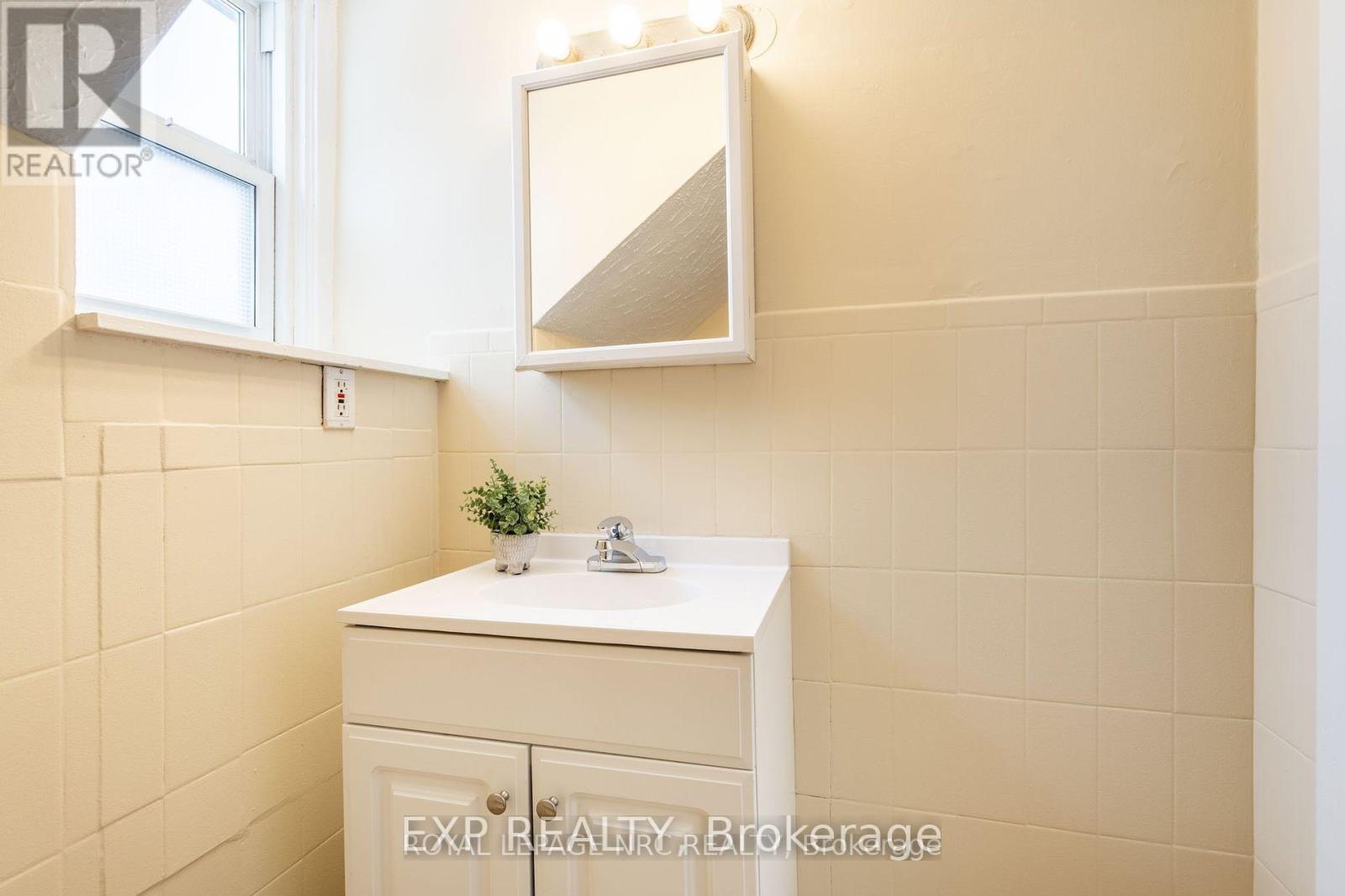 30 Wiley Street, St. Catharines, Ontario  L2R 4E7 - Photo 11 - X12213448