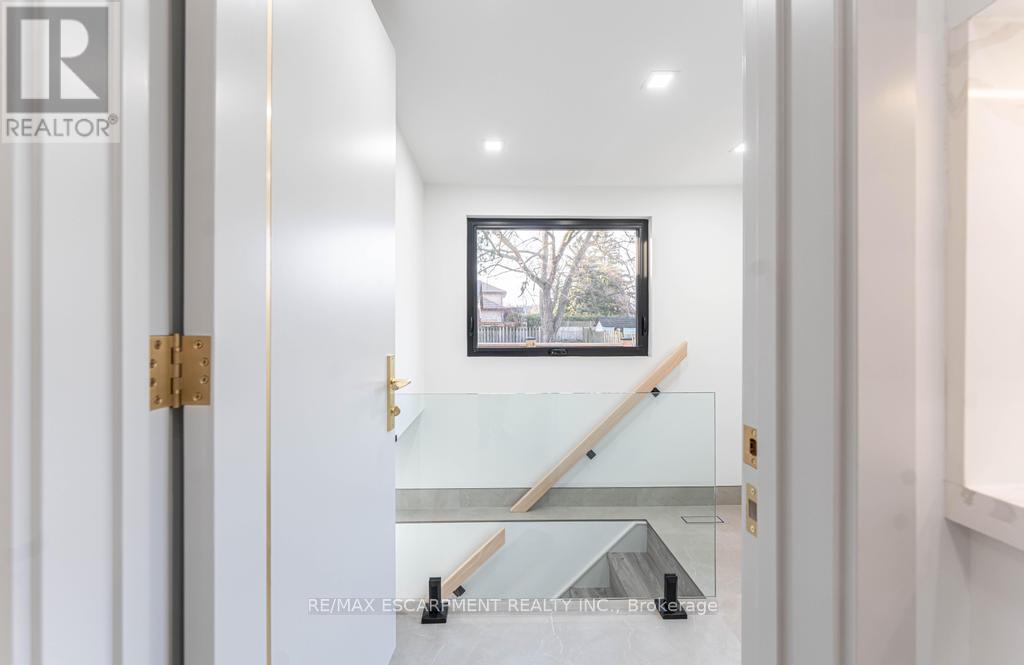 174 Roxborough Avenue, Hamilton, Ontario  L8E 1S5 - Photo 17 - X12213560