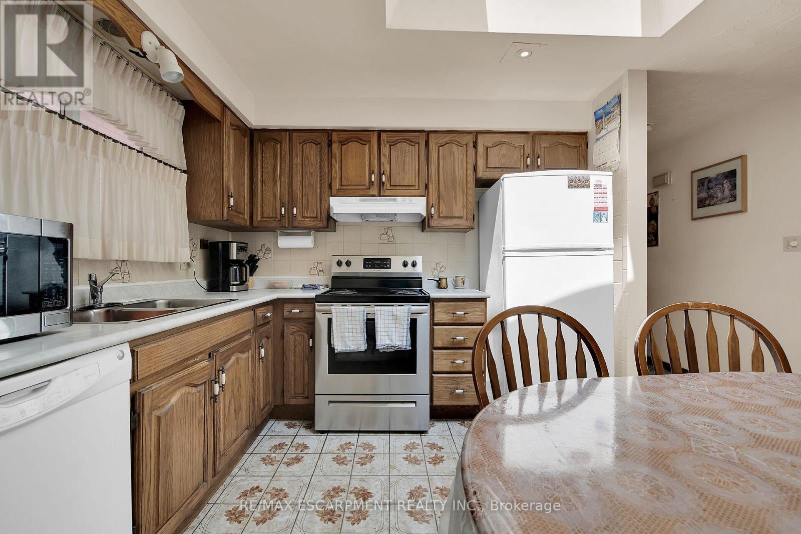 45 Juniper Drive, Hamilton, Ontario  L8E 4C7 - Photo 10 - X12213693