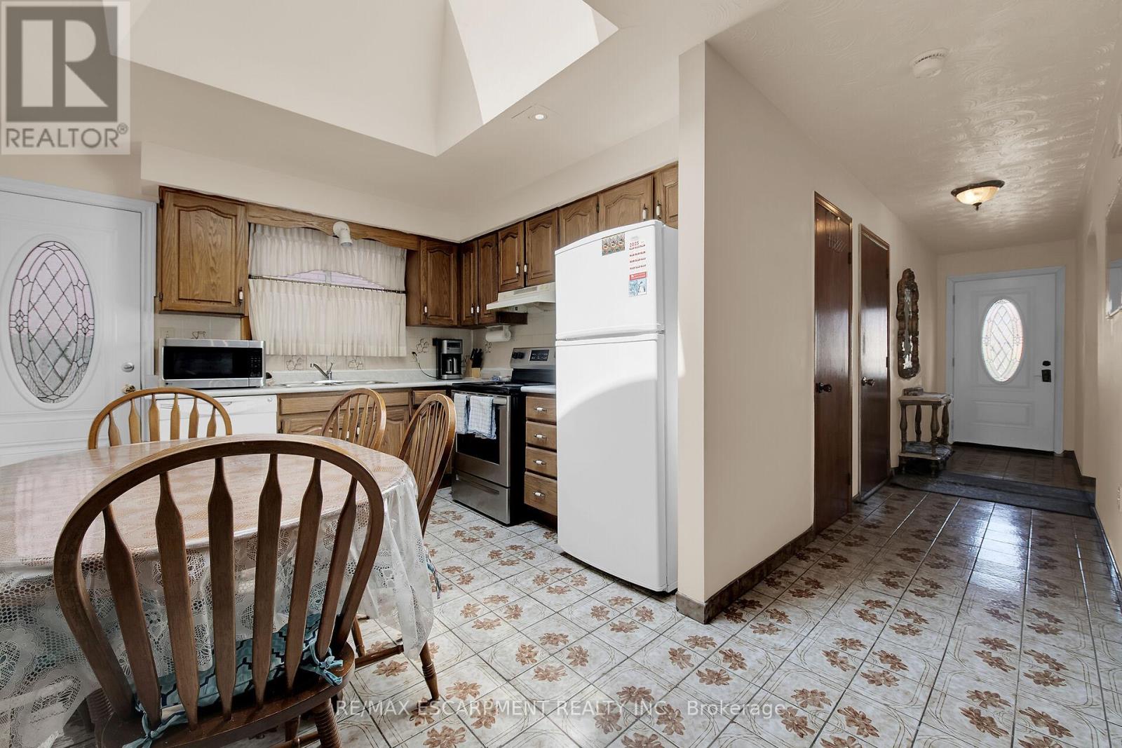 45 Juniper Drive, Hamilton, Ontario  L8E 4C7 - Photo 12 - X12213693