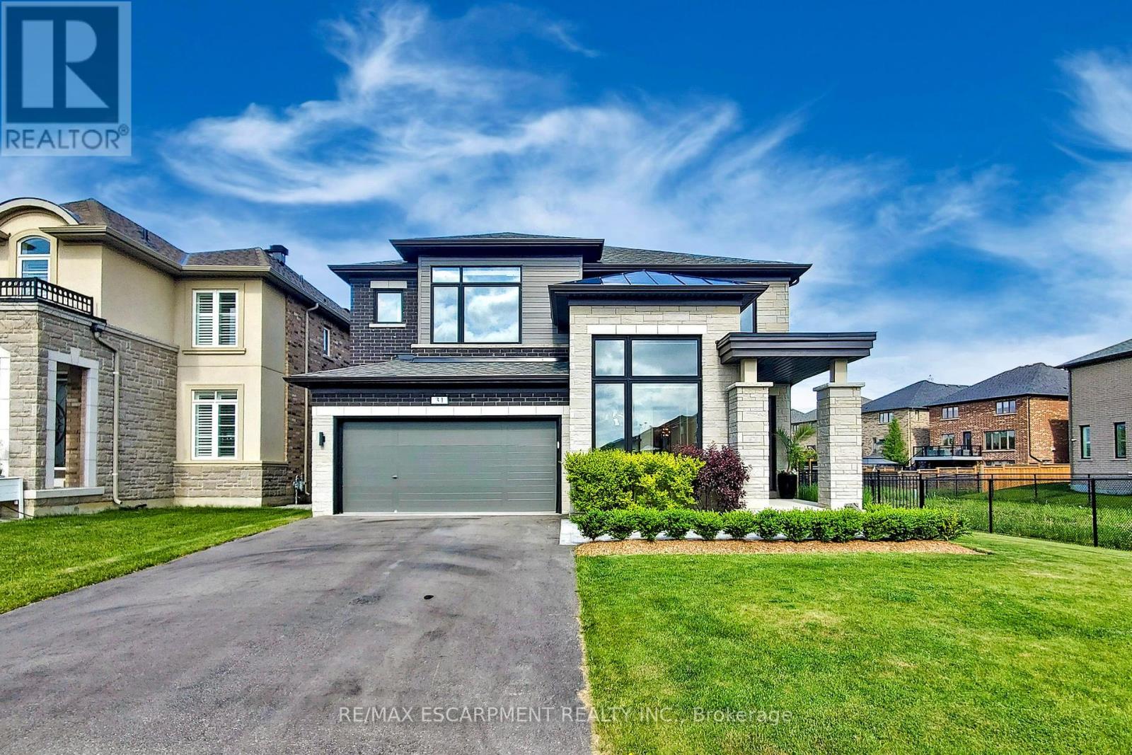 31 Robarts Drive, Hamilton, Ontario  L9K 0H5 - Photo 1 - X12213698