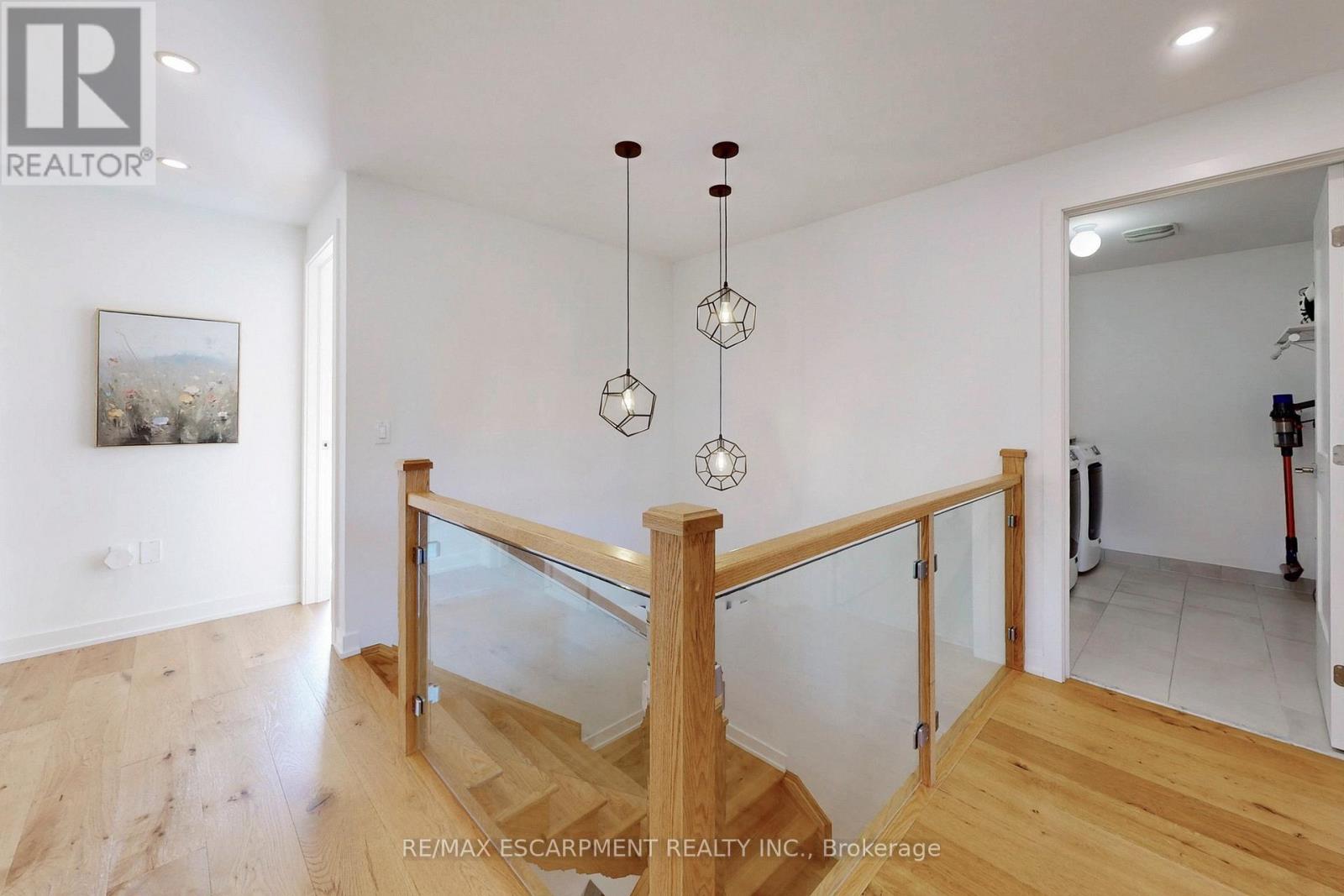 31 Robarts Drive, Hamilton, Ontario  L9K 0H5 - Photo 19 - X12213698